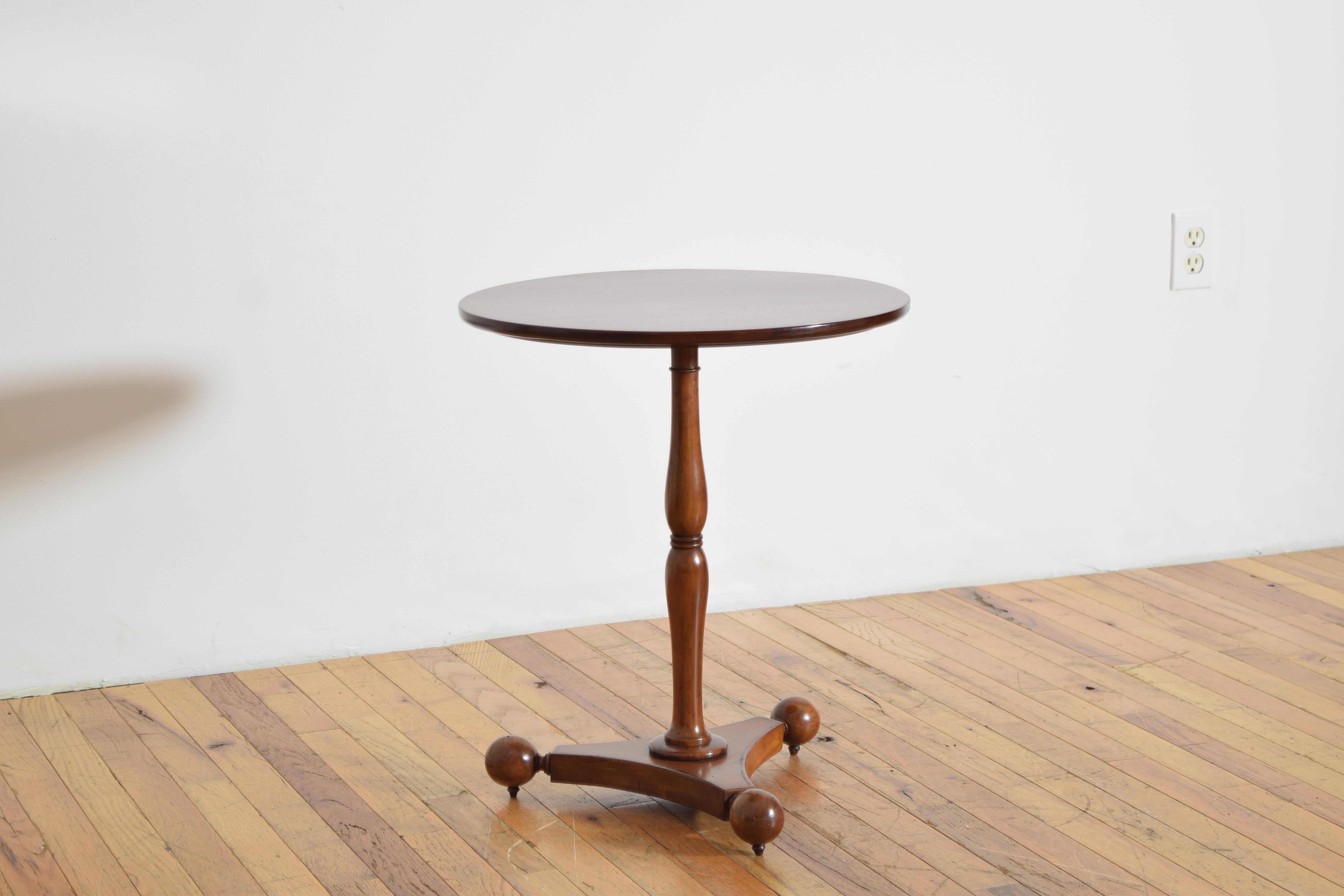 table d'appoint ou à vin à piédestal avec un pied tourné, un plateau rond et une base tripode avec des pieds en boule surélevés et une incrustation de lignes fines à la base.