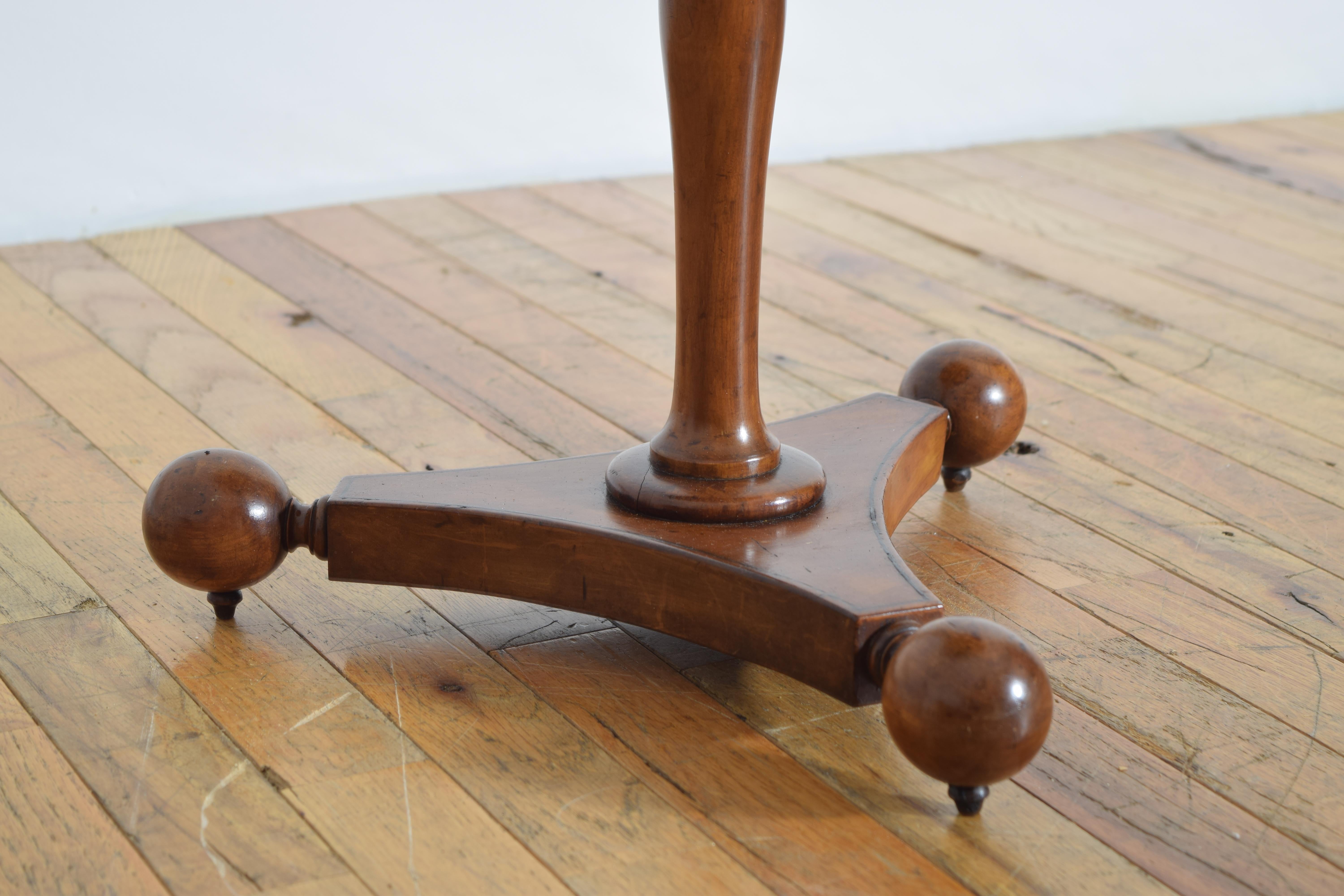20ième siècle Table édouardienne anglaise en acajou et marqueterie, vers 1900 en vente