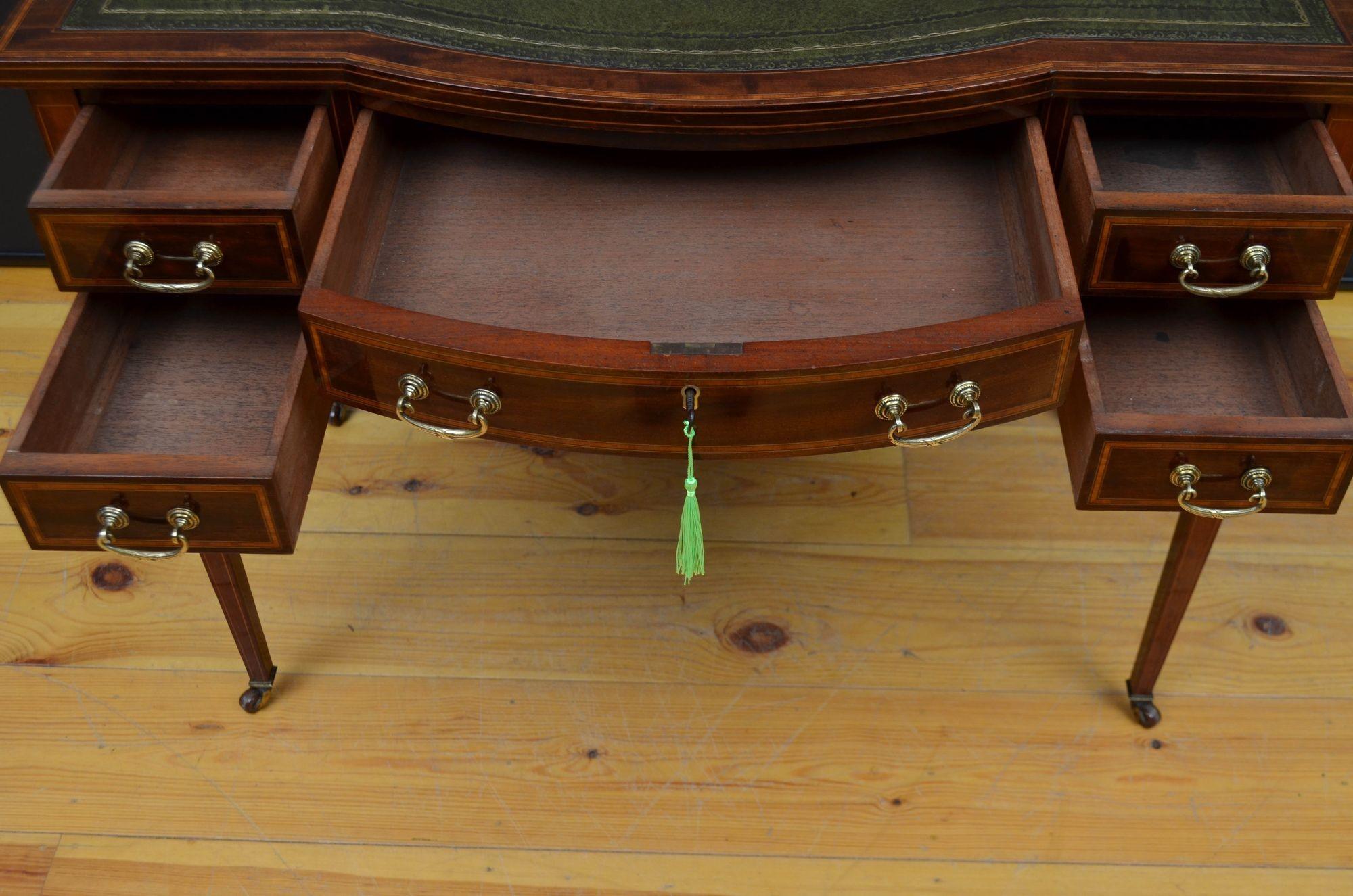 Mesa de escritorio inglesa eduardiana de caoba en venta 4