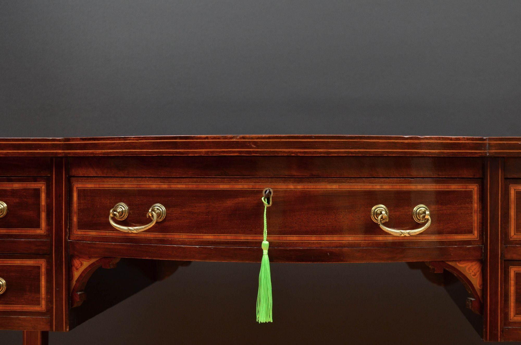 Mesa de escritorio inglesa eduardiana de caoba en venta 6