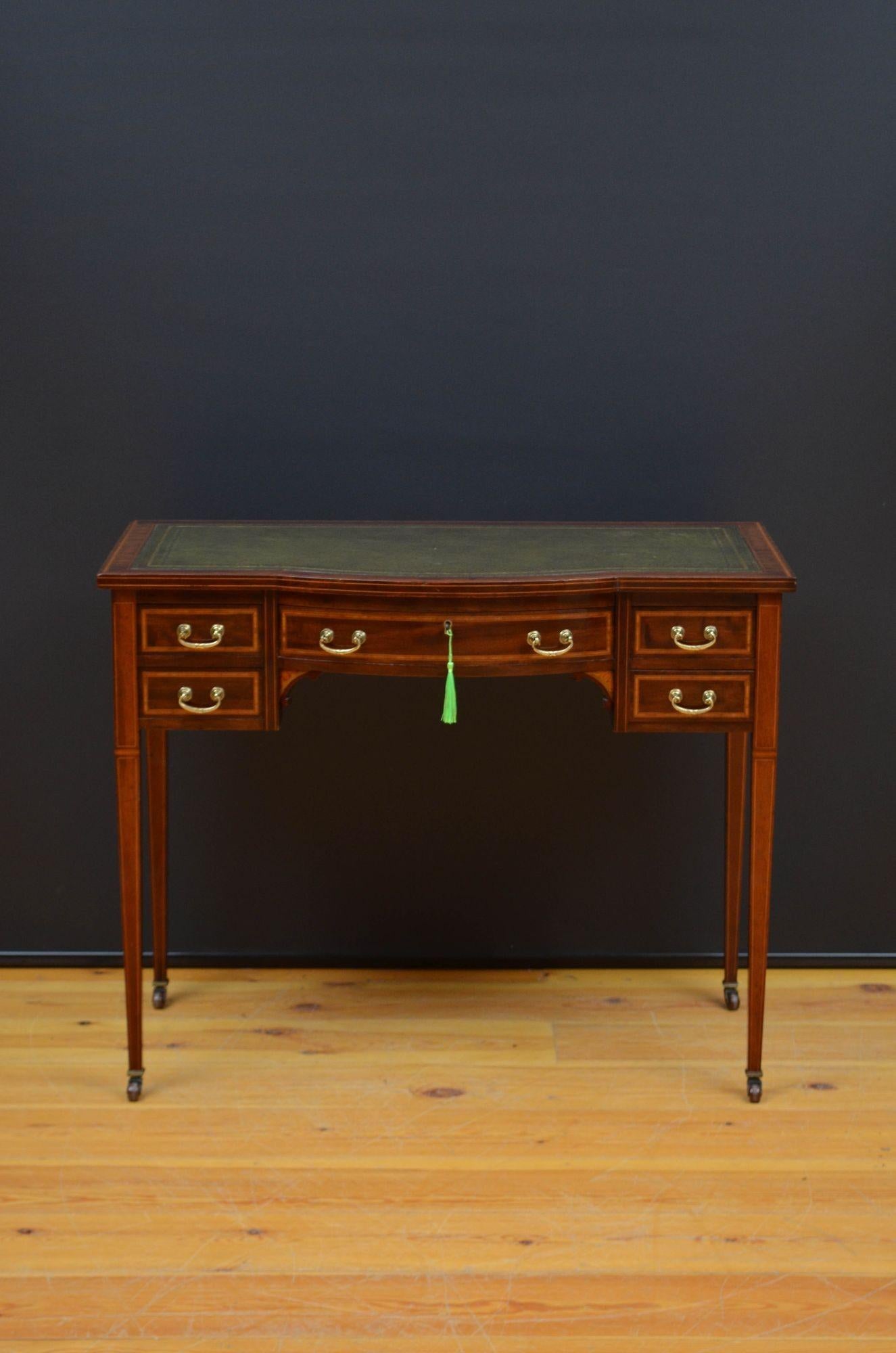 Sn5596 Elegante escritorio antiguo con frente de arco, superficie de cuero verde labrado para escribir (con pequeños signos de uso) y tablero con incrustaciones de cuerda y cruceta de madera de satén sobre cinco cajones forrados de caoba y con