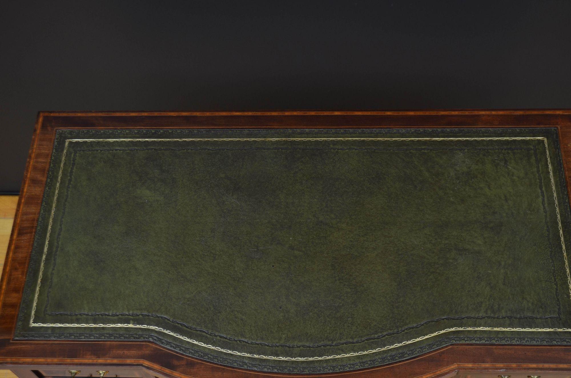 Mesa de escritorio inglesa eduardiana de caoba en venta 2