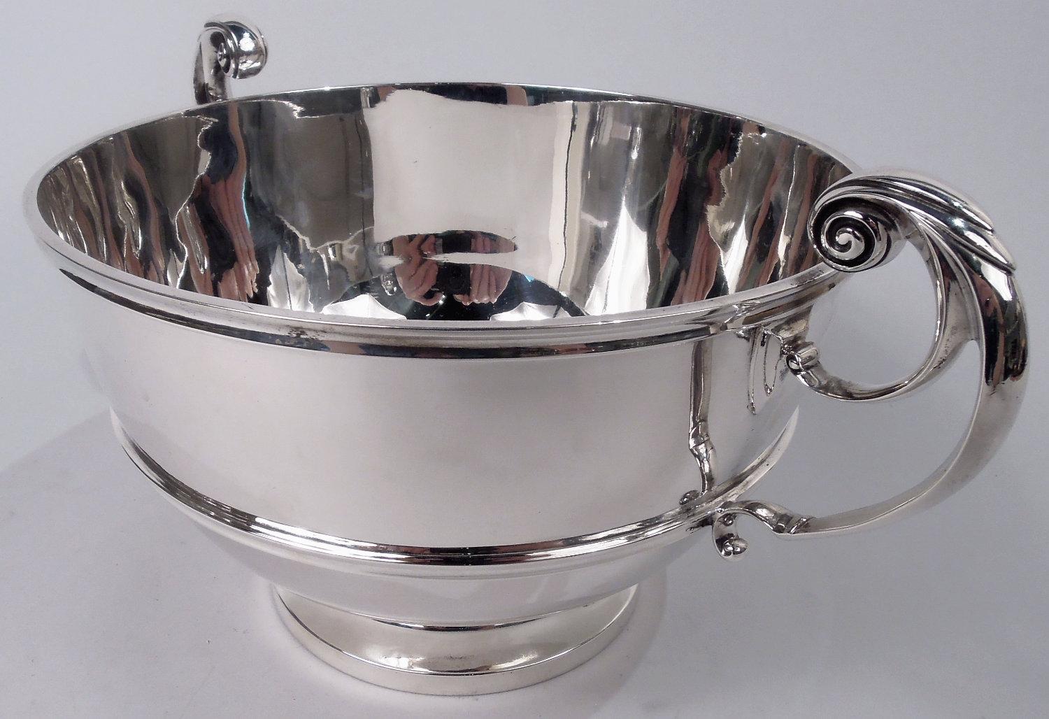 Coupe trophée néoclassique édouardienne en argent sterling. Fabriqué par Charles Stuart Harris à Londres en 1901. Rond et ceinturé de poignées en volutes coiffées de feuilles ; pied surélevé. Suffisamment d'espace pour graver une génération de noms