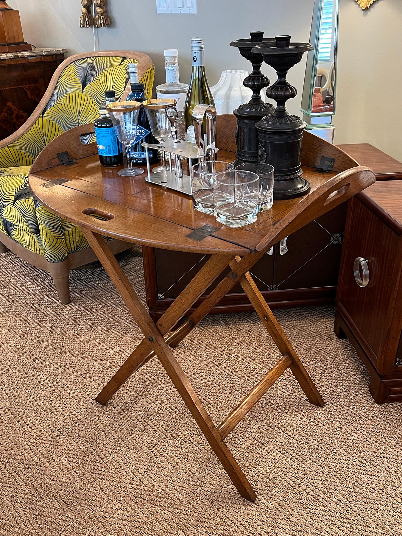 Bandeja de mayordomo inglesa eduardiana de roble sobre soporte de altura de bar Roble en venta