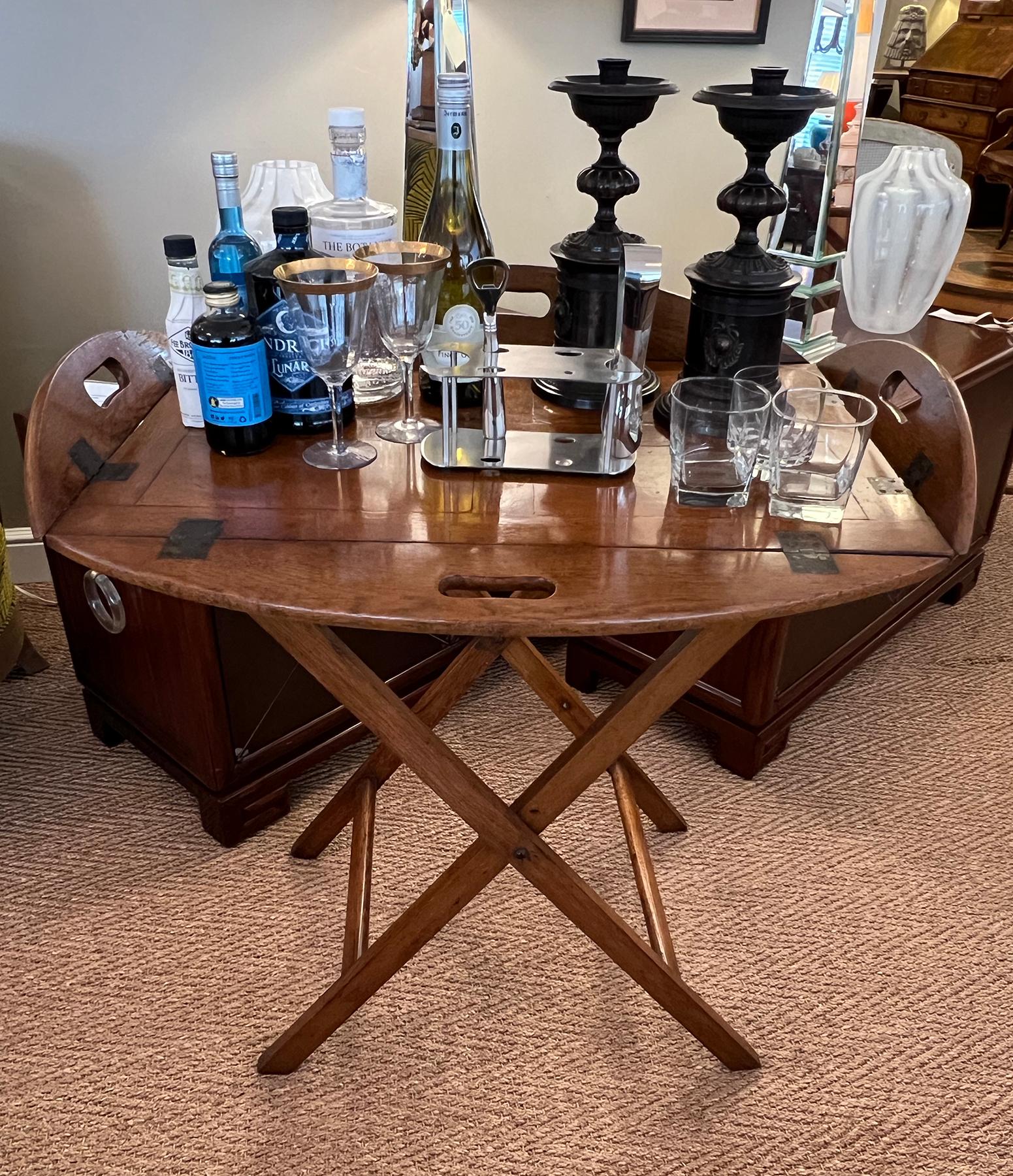 Bandeja de mayordomo inglesa eduardiana de roble sobre soporte de altura de bar en venta 1