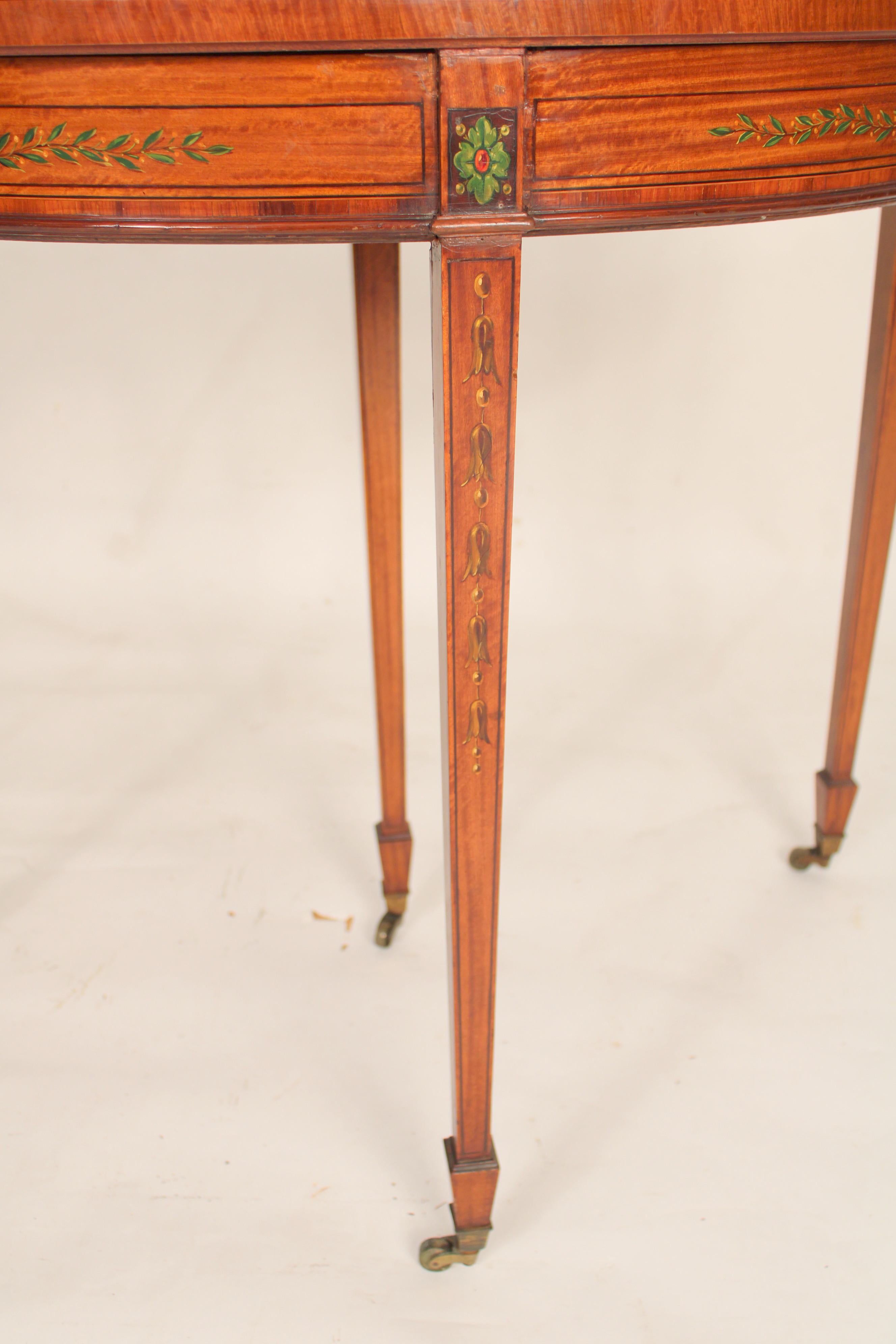 Table de jeu anglaise édouardienne en bois de satin peint en vente 5