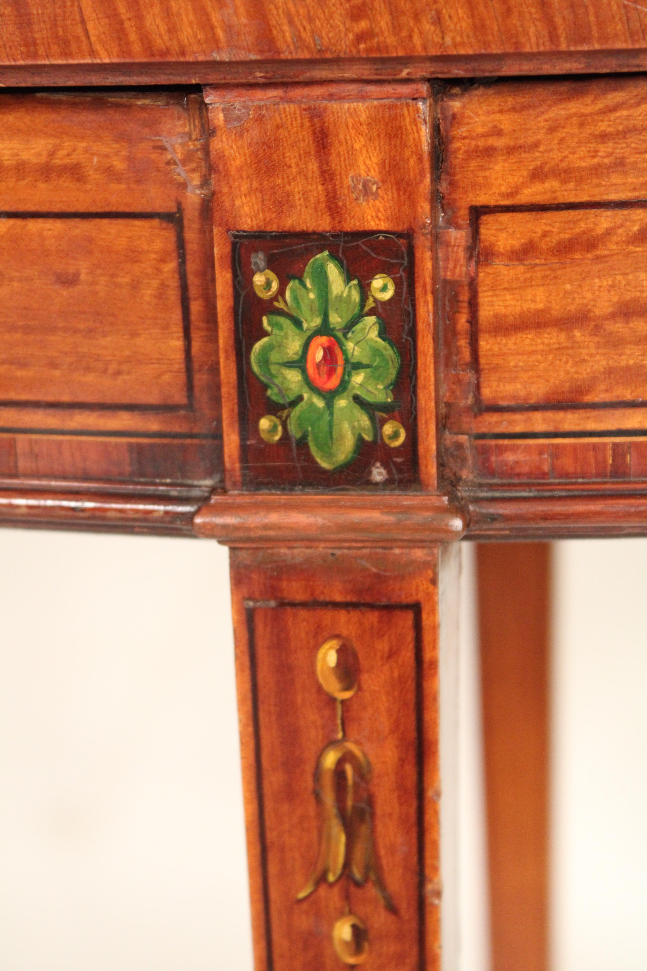 Table de jeu anglaise édouardienne en bois de satin peint en vente 6