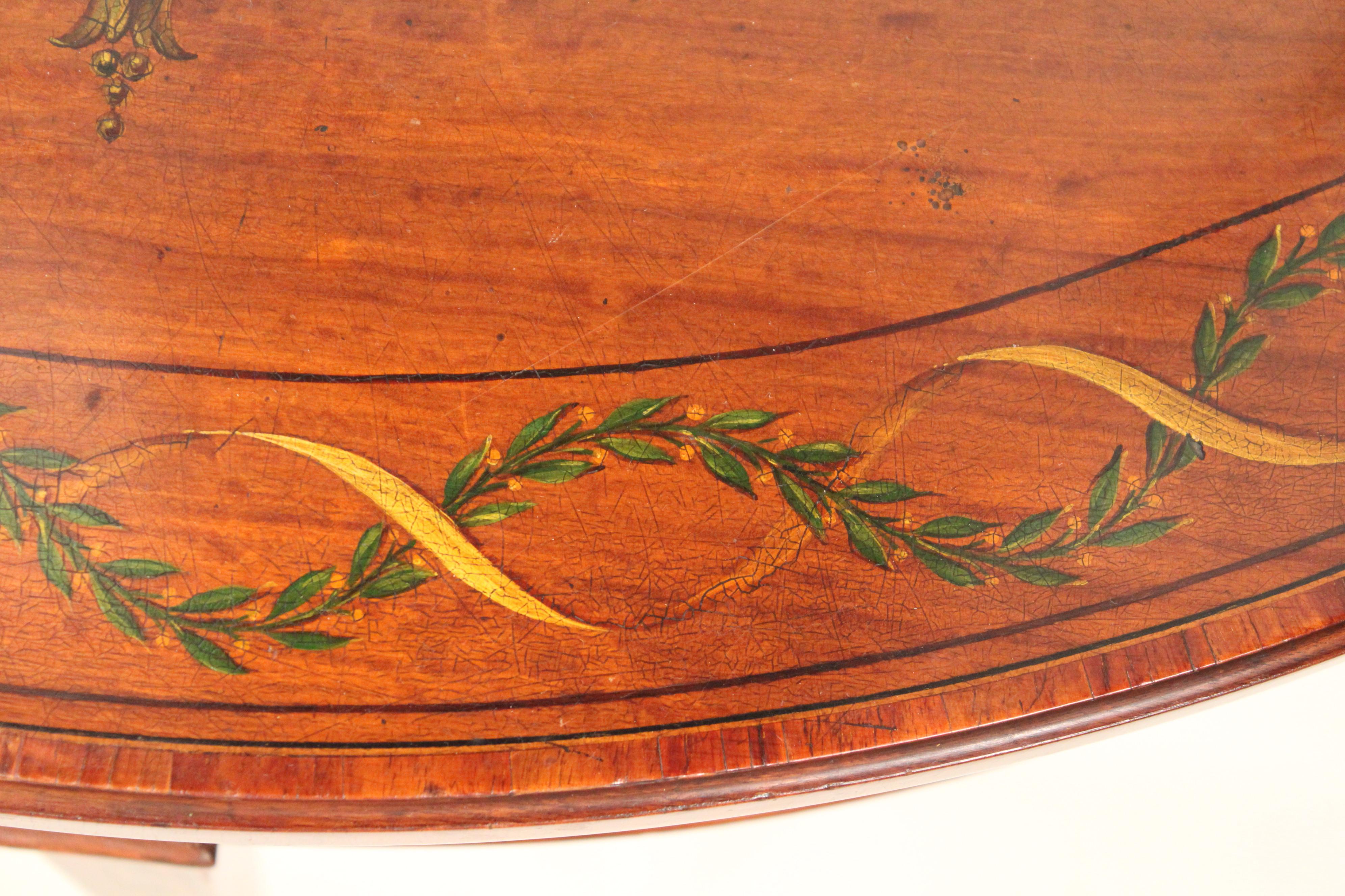 Table de jeu anglaise édouardienne en bois de satin peint en vente 3