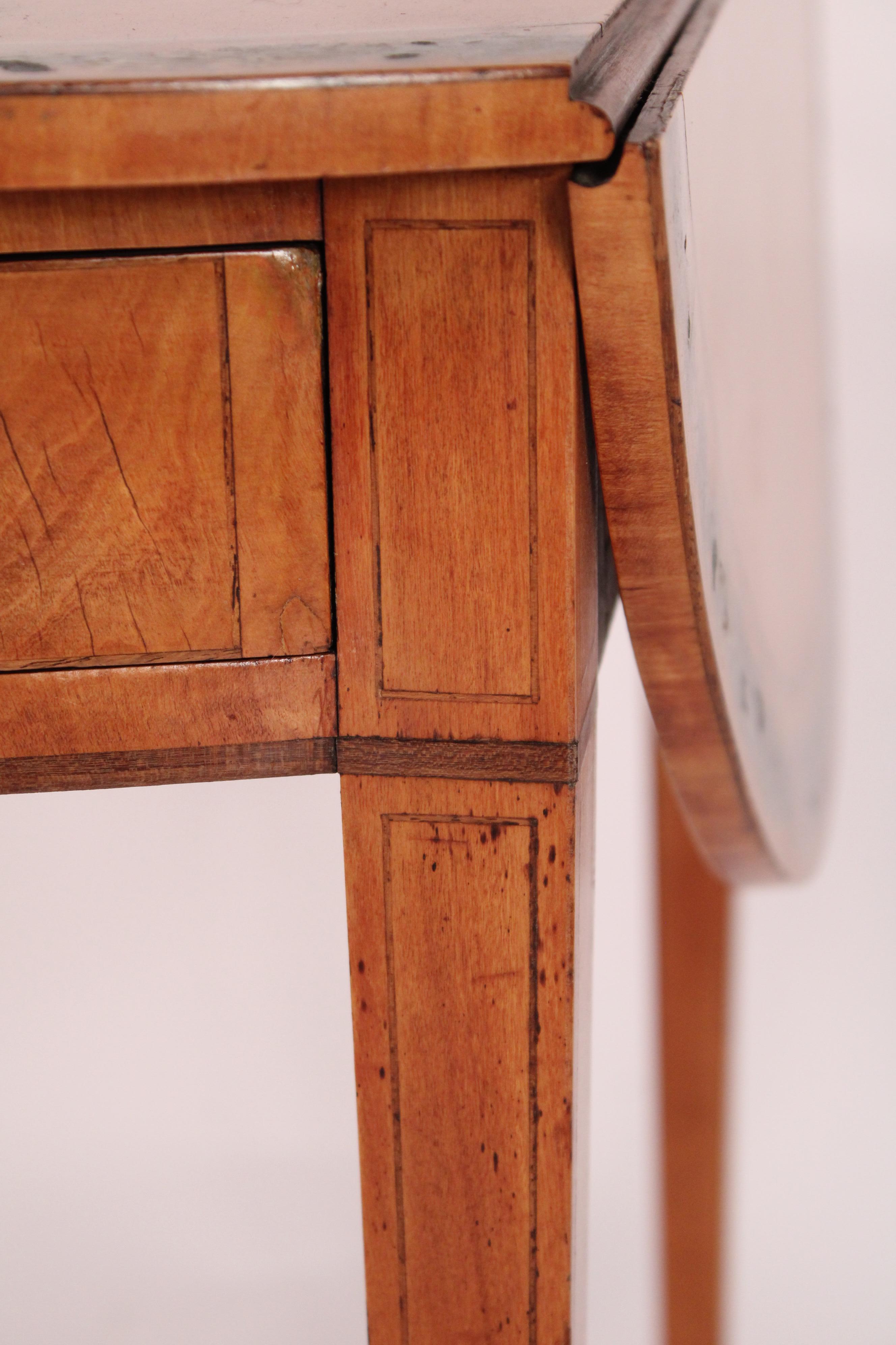 Table Pembroke anglaise édouardienne peinte en bois de satin en vente 2