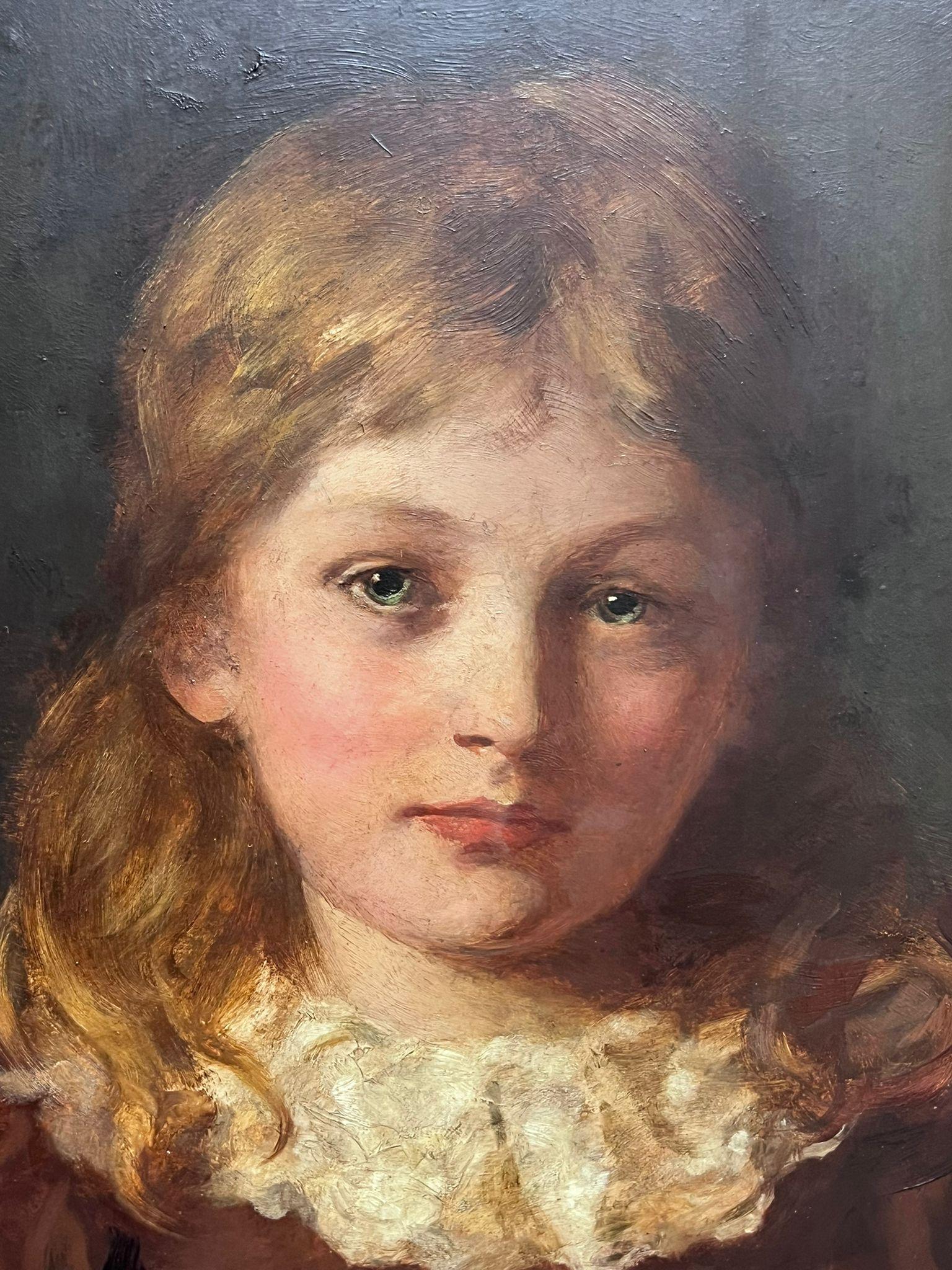 Antiguo óleo inglés c. 1900 Retrato de chica de pelo castaño con vestido rojo - Figurative Painting Negro de English Edwardian