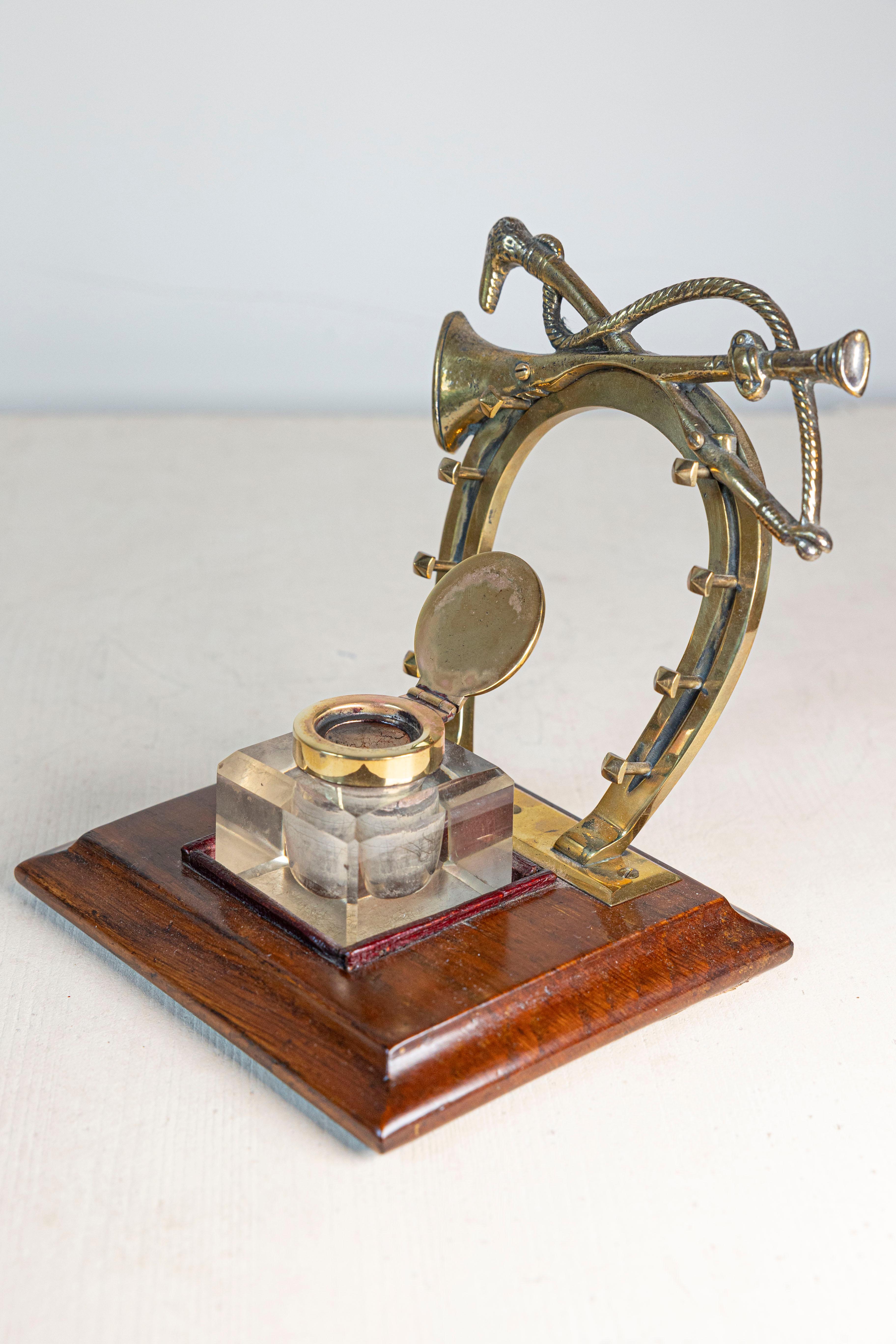 Inglese Calamaio inglese del periodo edoardiano del 1900 con base e motivi equestri in ottone in vendita