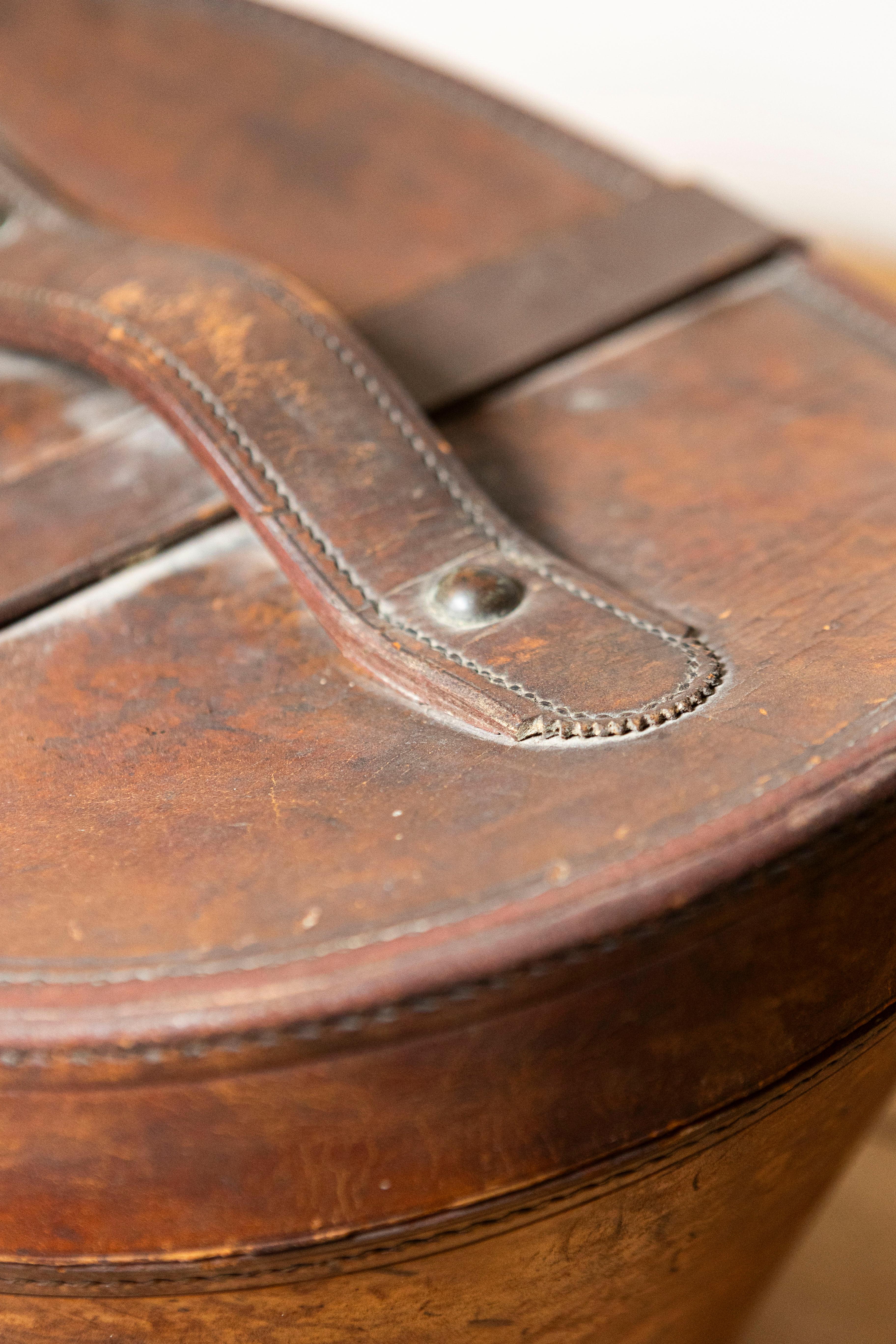 English Edwardian Period 1910s Austin Reed Leather Hat Box with Top Hat In Good Condition In Atlanta, GA