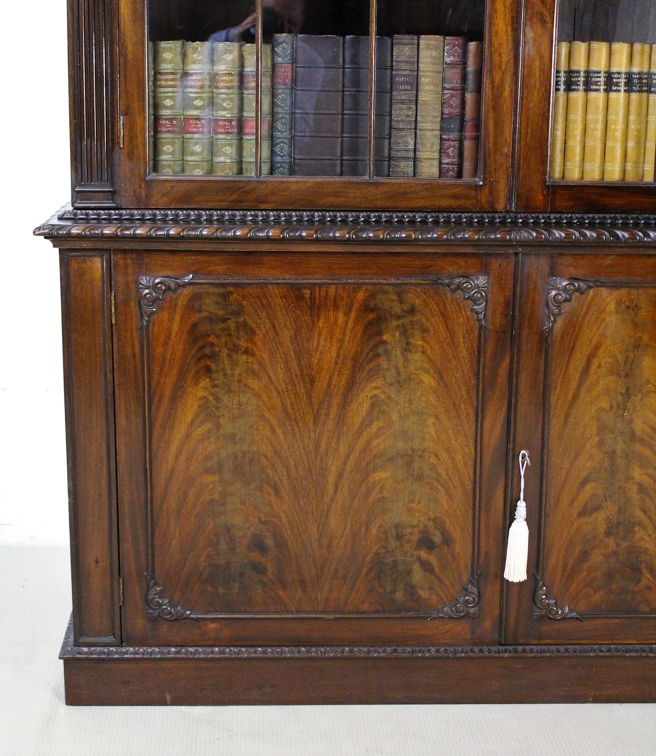 English Edwardian Period Chippendale Style Mahogany Bookcase In Good Condition In Poling, West Sussex