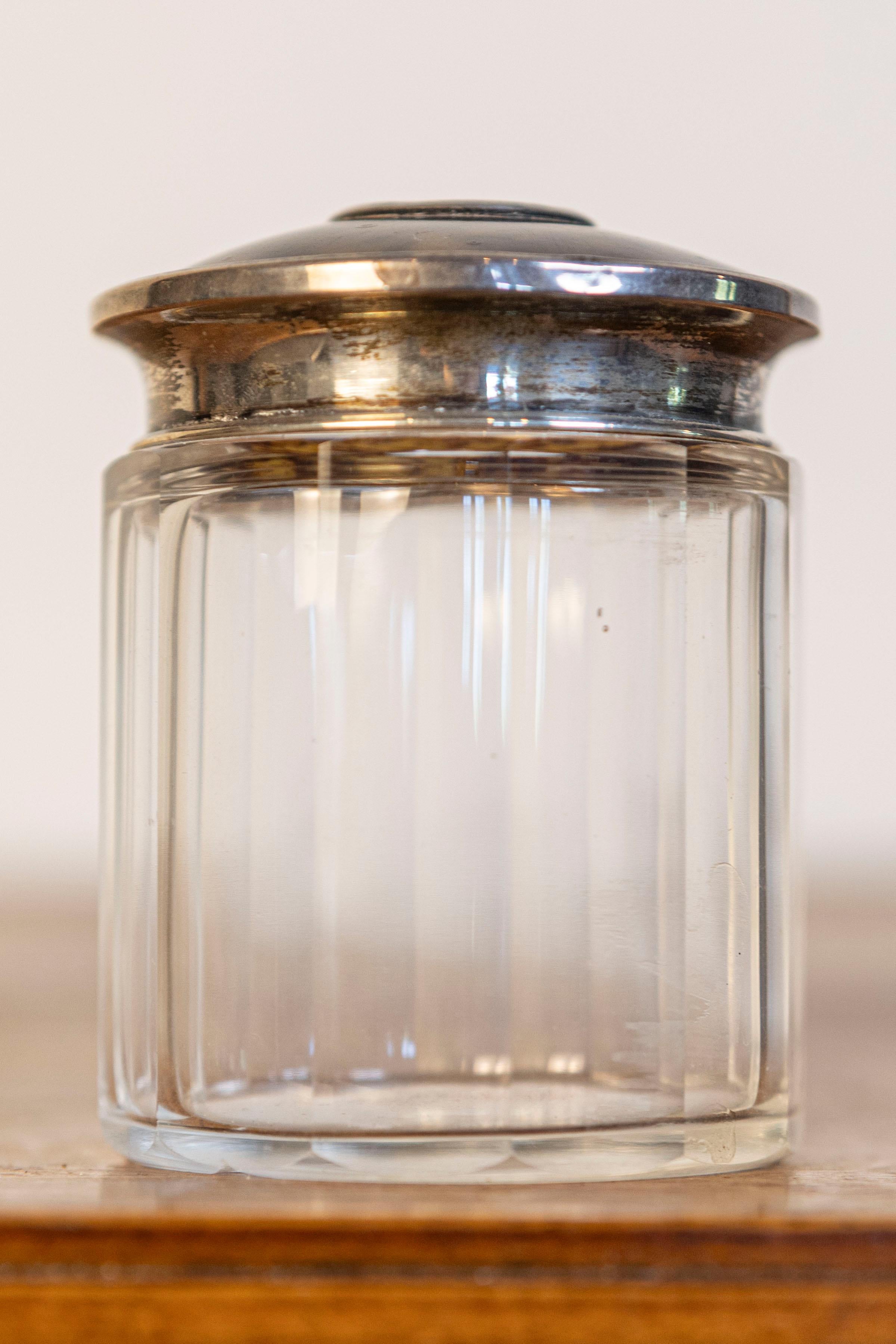 Edoardiano Bottiglia da toilette in cristallo del periodo edoardiano con accenti d'argento, circa 1905 in vendita