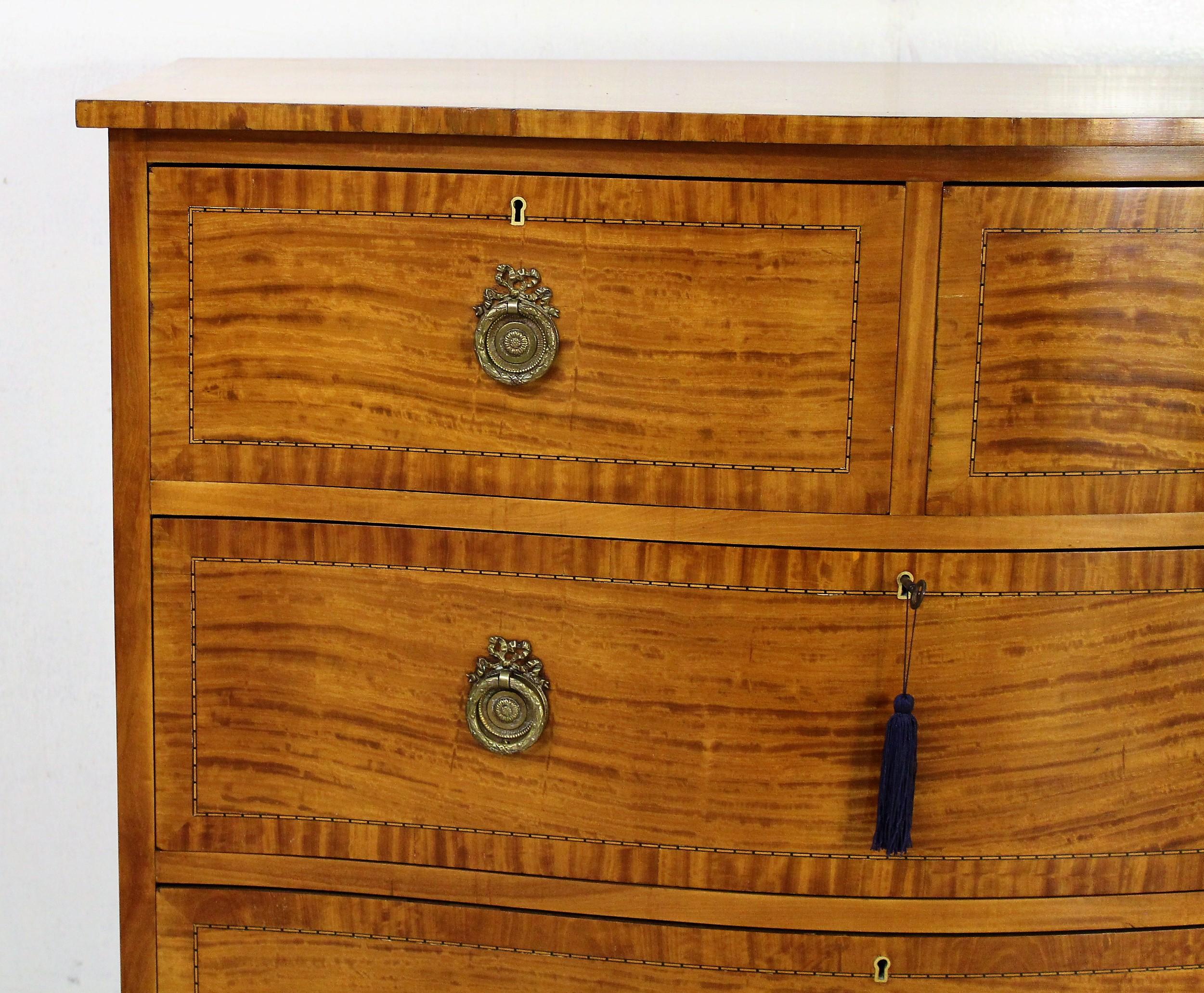 English Edwardian Period Inlaid Satinwood Serpentine Fronted Chest of Drawers In Good Condition In Poling, West Sussex