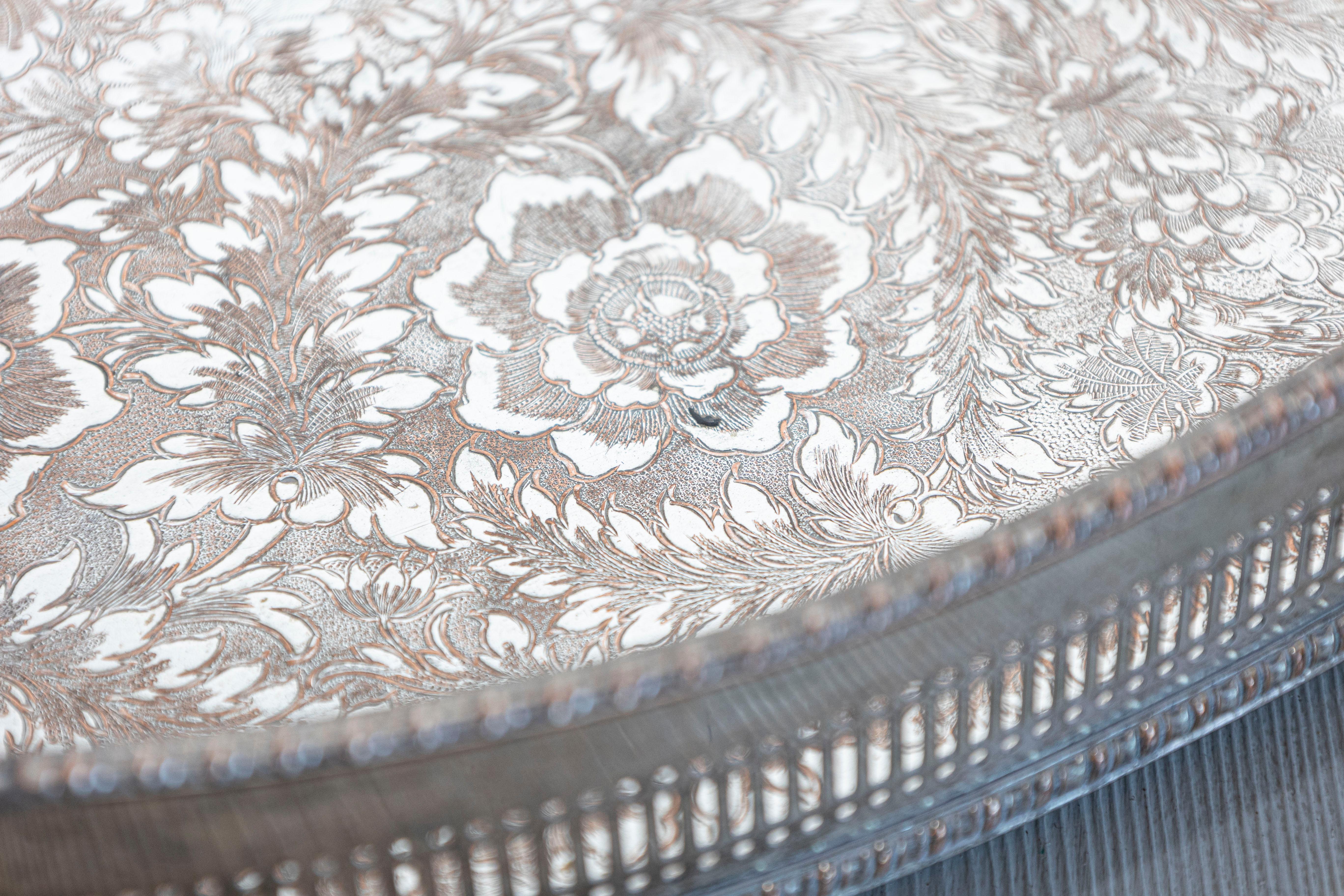 English Edwardian Period Silver Plated Tray with Floral Motifs and Petite Feet For Sale 2