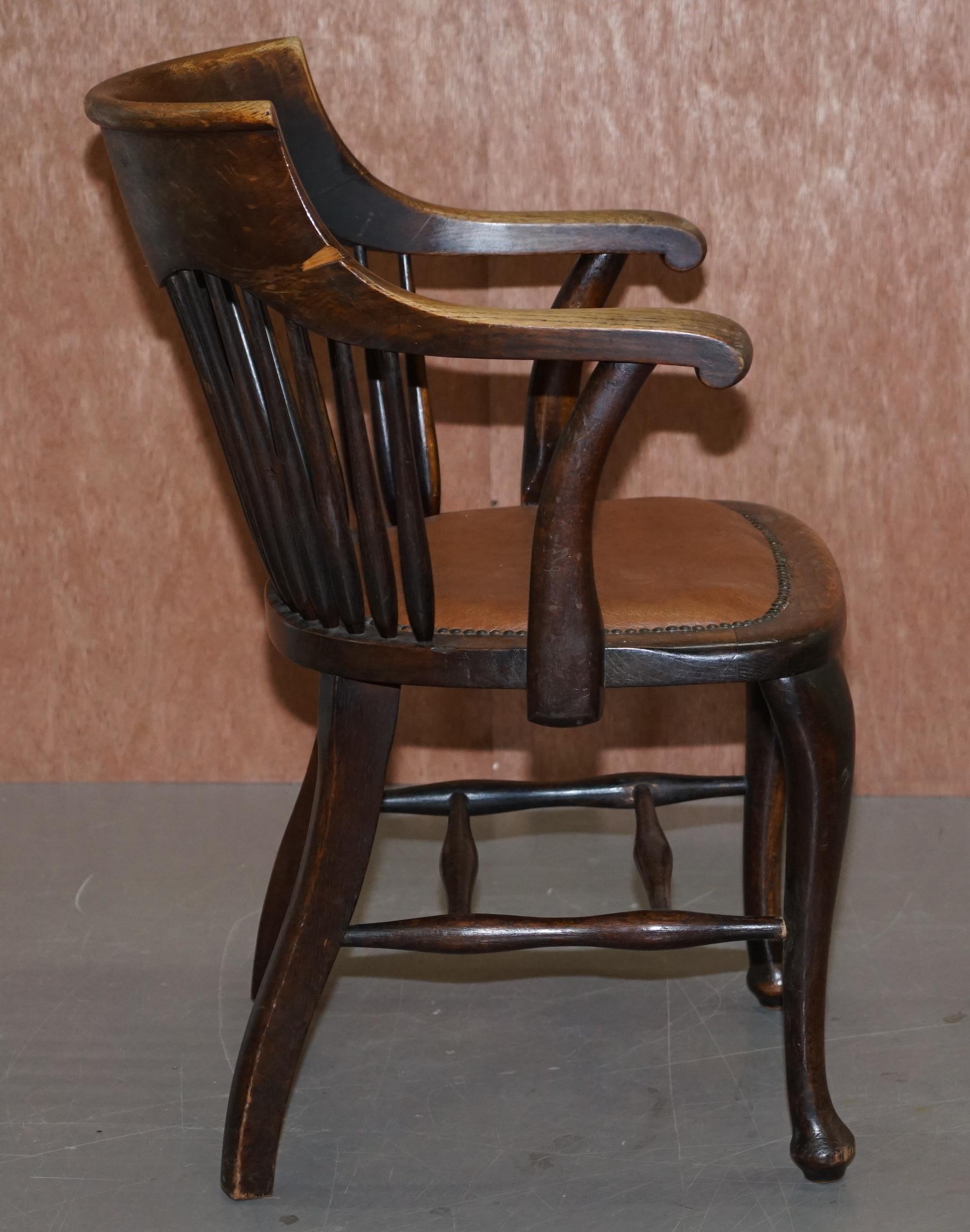 Fauteuil de bureau de capitaine anglais édouardien Ralph Johnson en chêne à dossier fuseau en vente 2