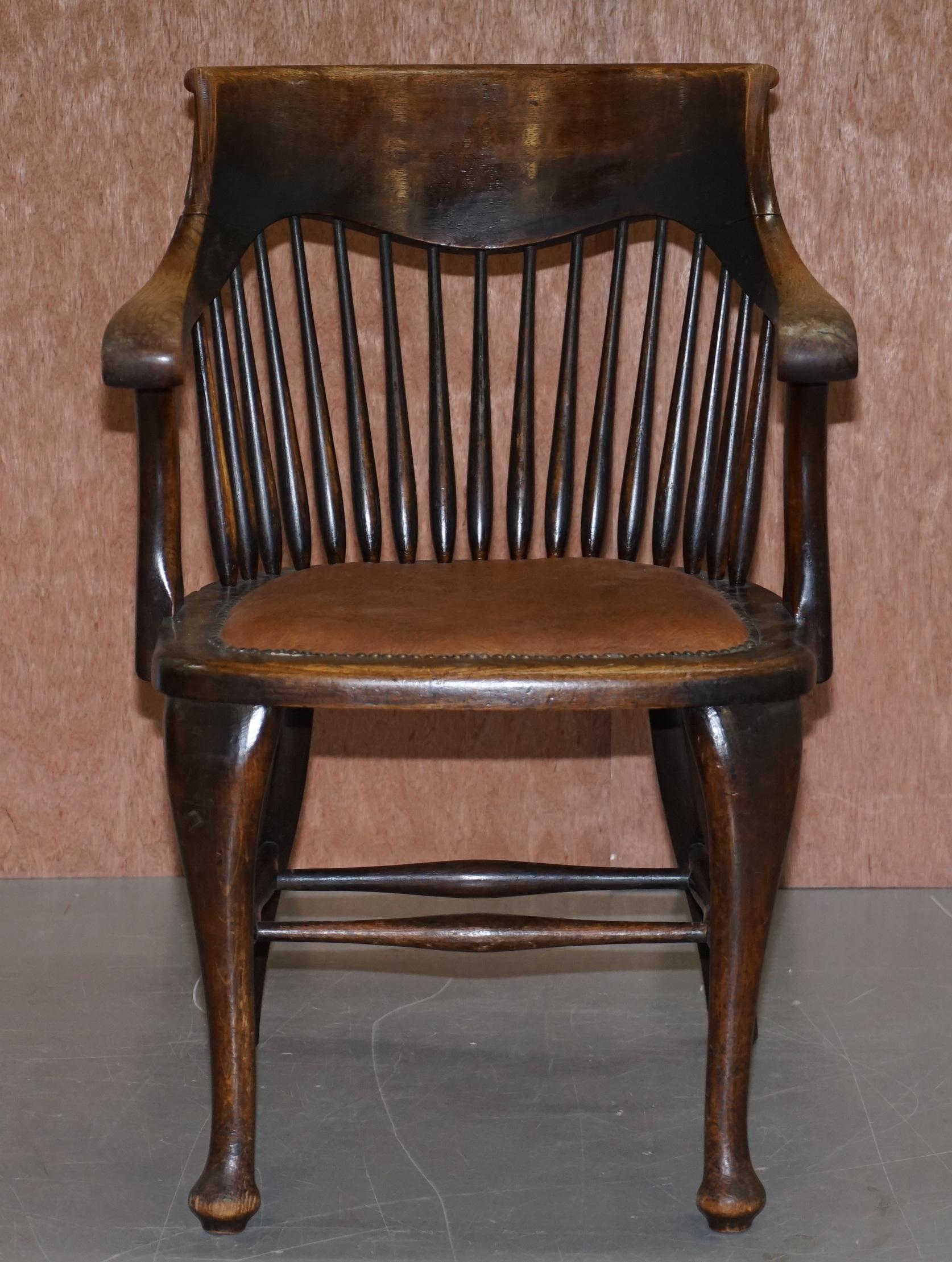 Nous avons le plaisir de proposer à la vente cette belle chaise de capitaine Edouardienne anglaise en chêne estampillée Ralph Johnson

J'ai deux de ces chaises, toutes deux identiques à l'exception de la couleur de la base du siège en cuir,