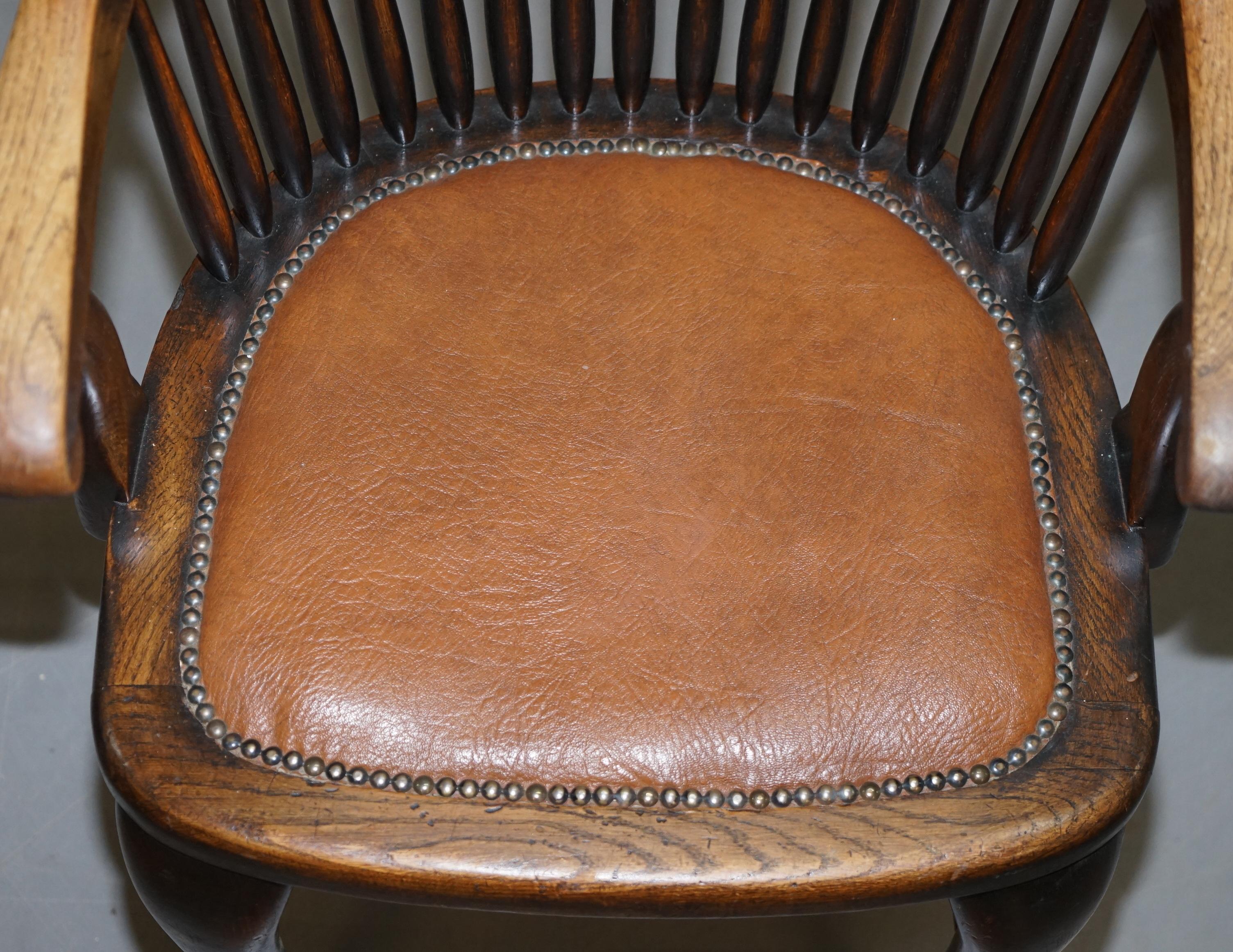 Fauteuil de bureau de capitaine anglais édouardien Ralph Johnson en chêne à dossier fuseau Bon état - En vente à West Sussex, Pulborough