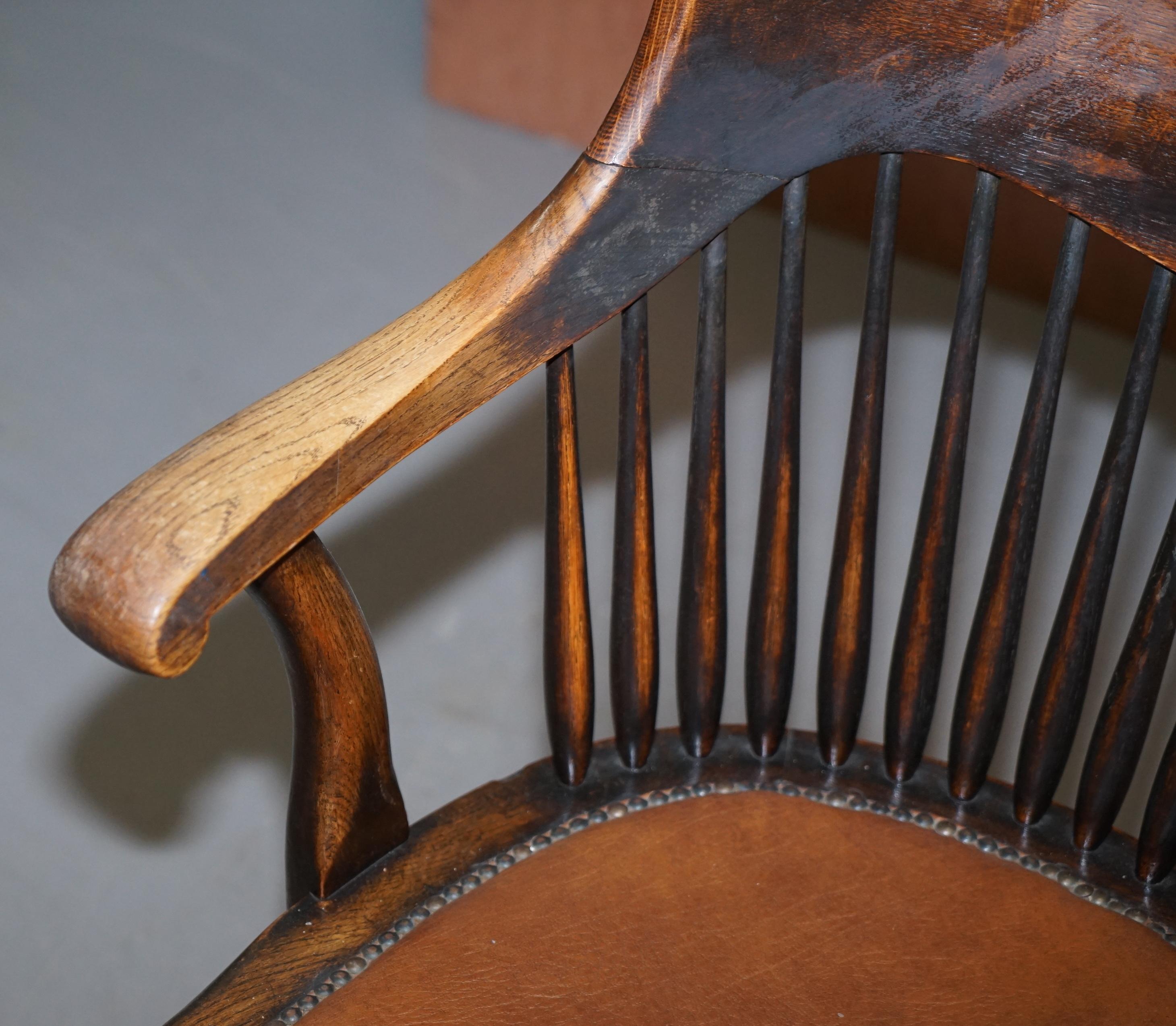 Début du 20ème siècle Fauteuil de bureau de capitaine anglais édouardien Ralph Johnson en chêne à dossier fuseau en vente