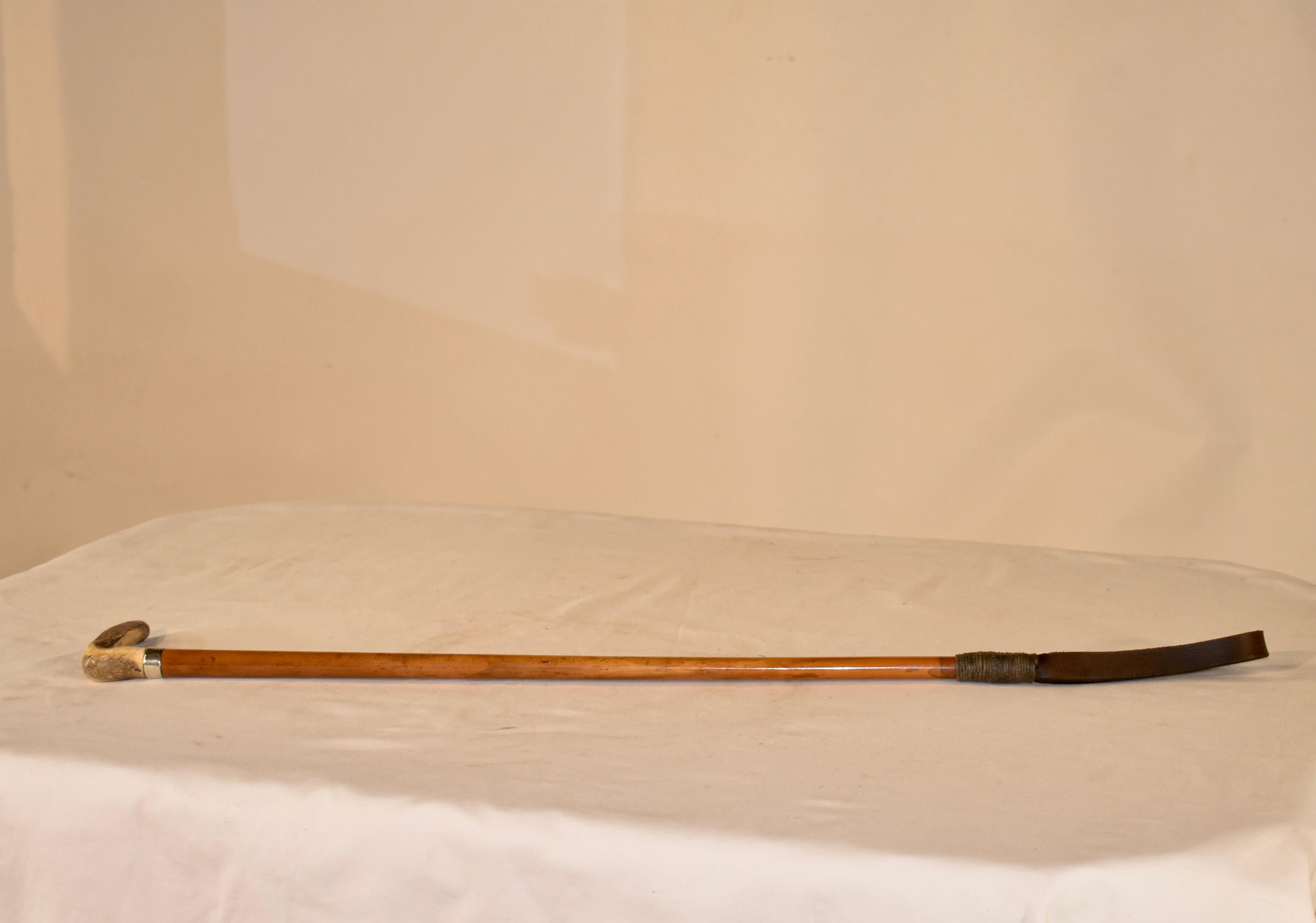 Fusta eduardiana de Inglaterra con mango de hueso y fusta de cuero.  El asa de hueso está unida con un collar de plata al buche, lo que le da un bonito aspecto dimensional.  La madera tiene una rica pátina que adquiere con la edad y el uso.  