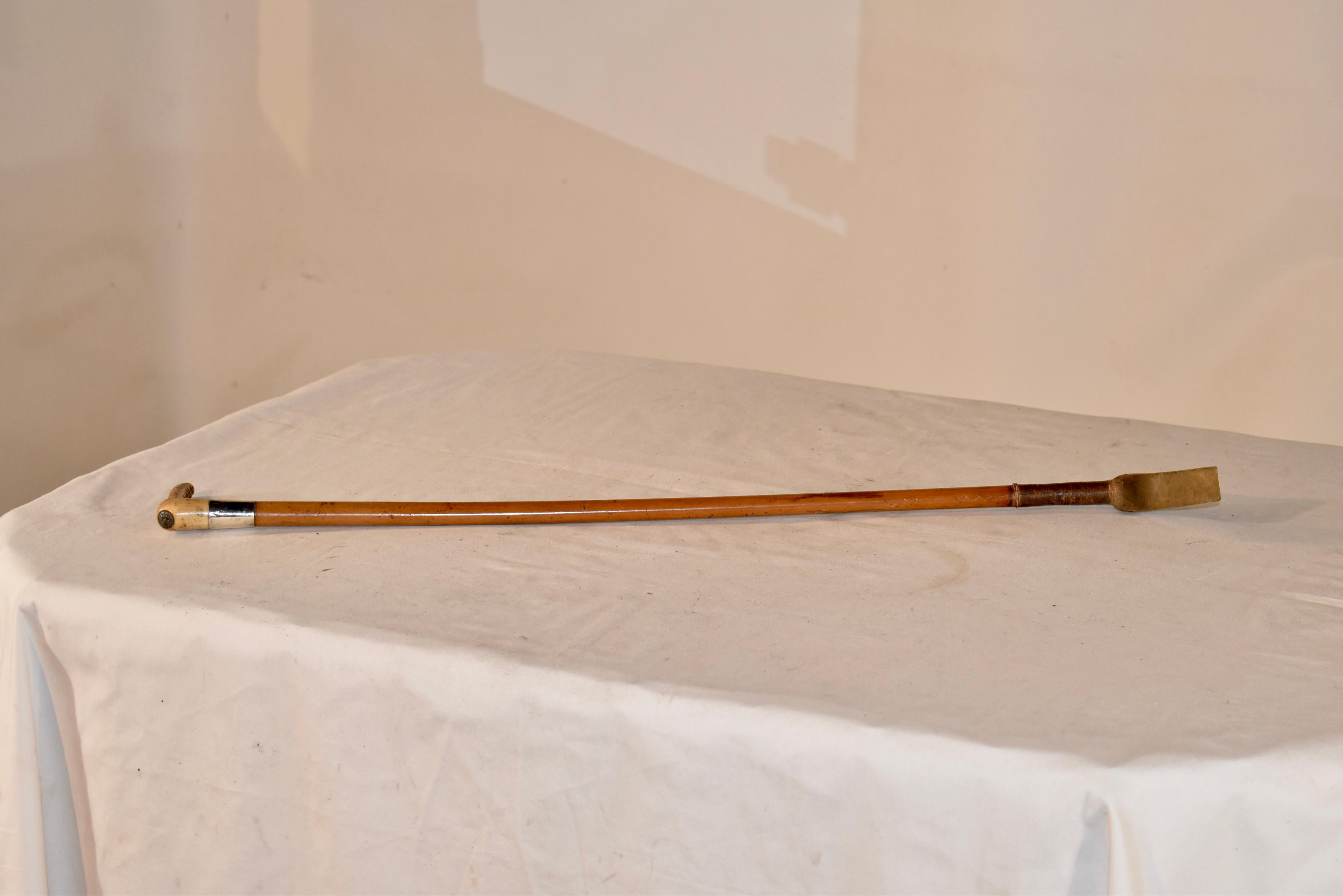 Frustino inglese di epoca edoardiana realizzato in hickory.  Il manico è realizzato in osso e ha un design a croce per facilitare la presa del cavaliere.  Il corno è attaccato al manico con un collare d'argento, per una maggiore dimensione.  Alla