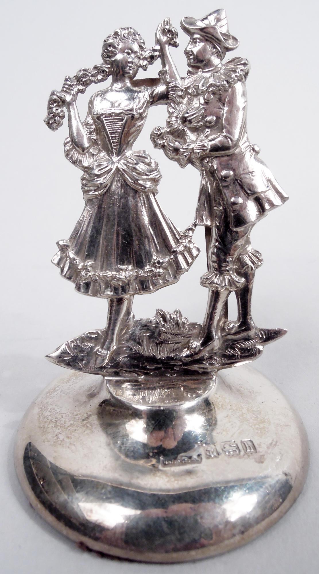 Satz von 4 Edwardian Rococo Sterling Silber Platz commedia dell'arte Kartenhalter. Hergestellt von WG Keight in Birmingham im Jahr 1907. Jede: Gegossene Gruppe mit Columbine in kurzem Rock und geschnürtem Mieder, die mit Pierrot flirtet; offener