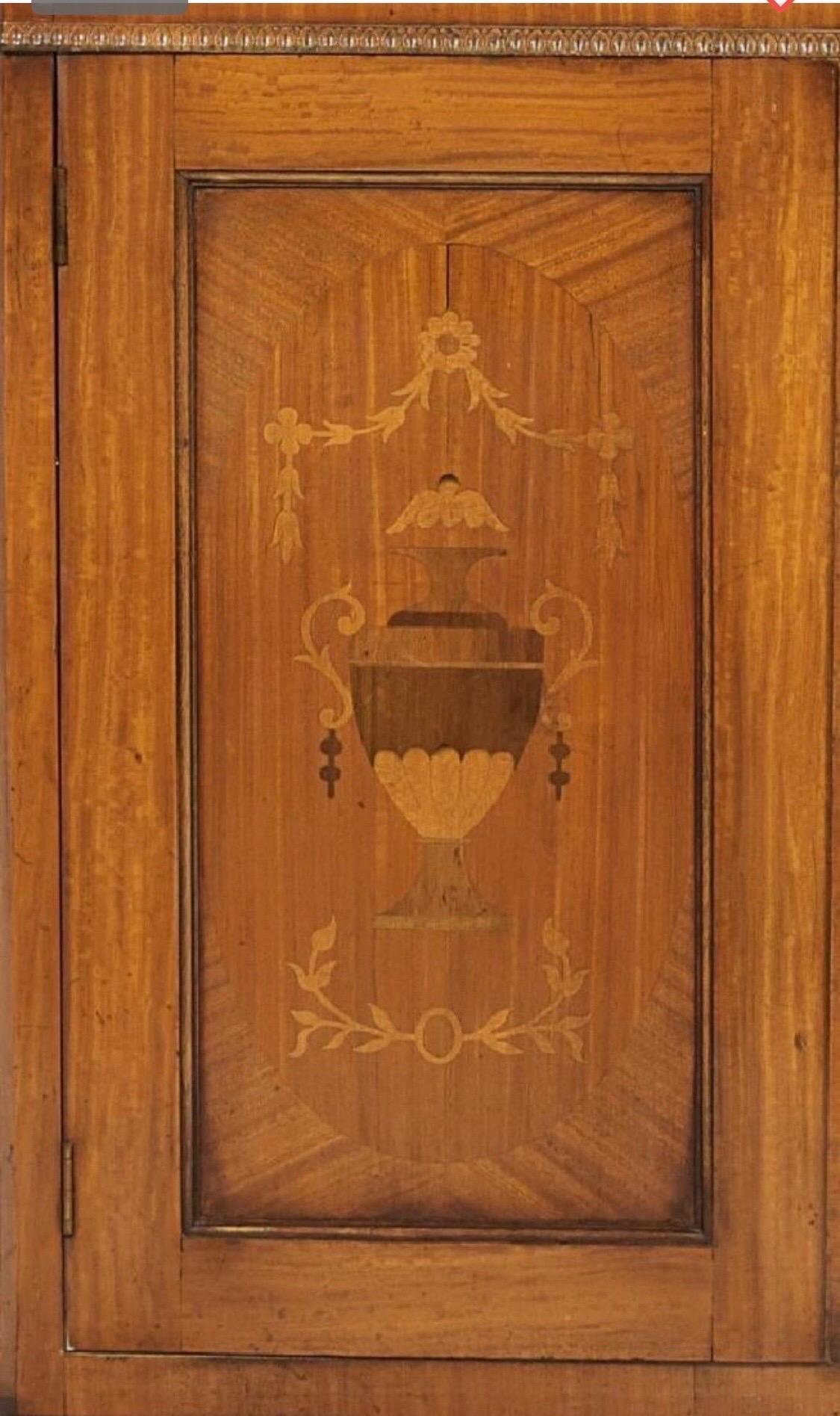 Englischer Eckschrank aus edwardianischem Satinholz und mit Farbe verziert:: um 1900 im Zustand „Gut“ im Angebot in Charleston, SC