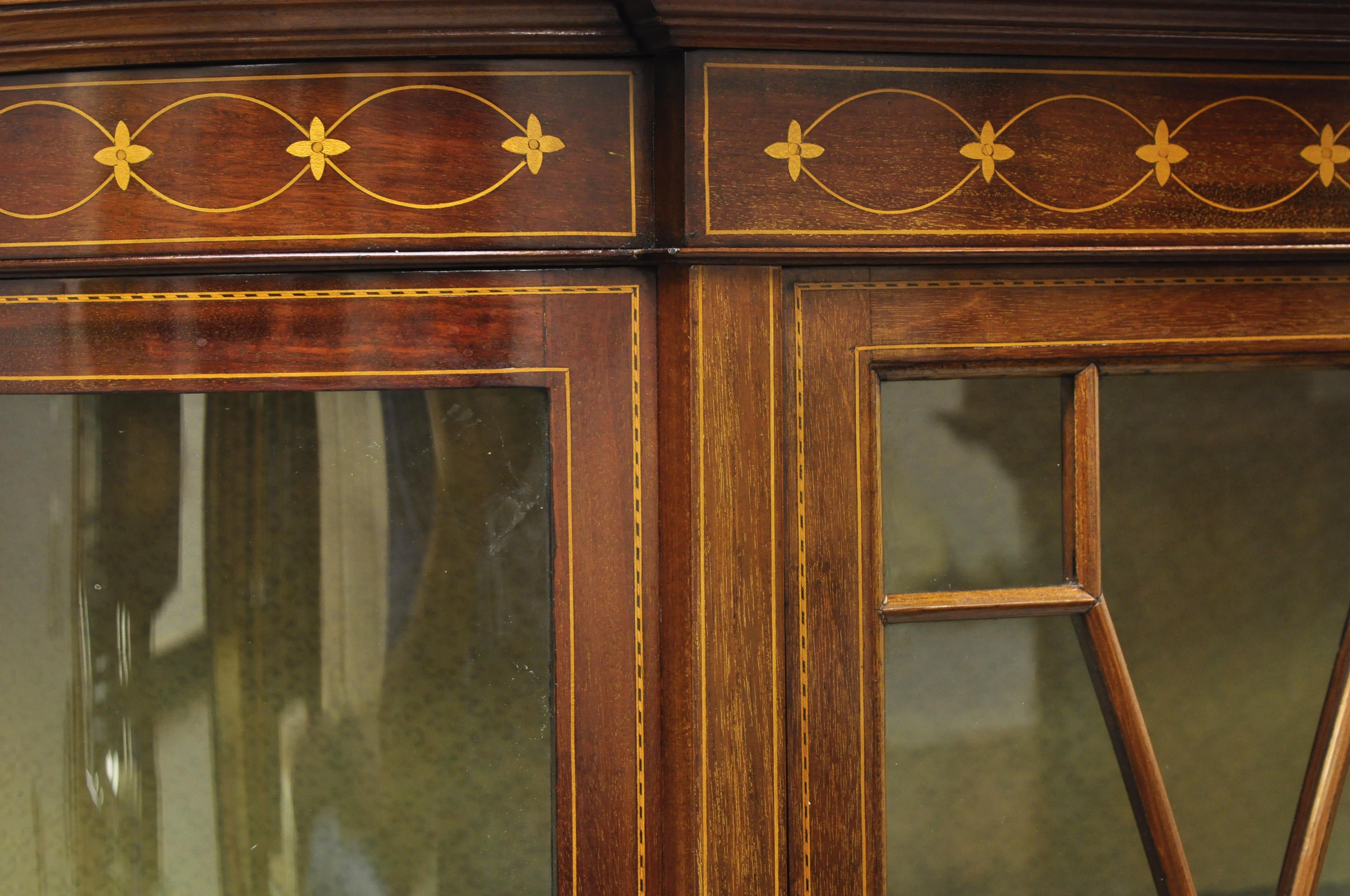Englischer edwardianischer Vitrinenschrank aus geschwungenem Glas mit Seidenholz-Intarsien und Bogenschleife (Edwardian) im Angebot