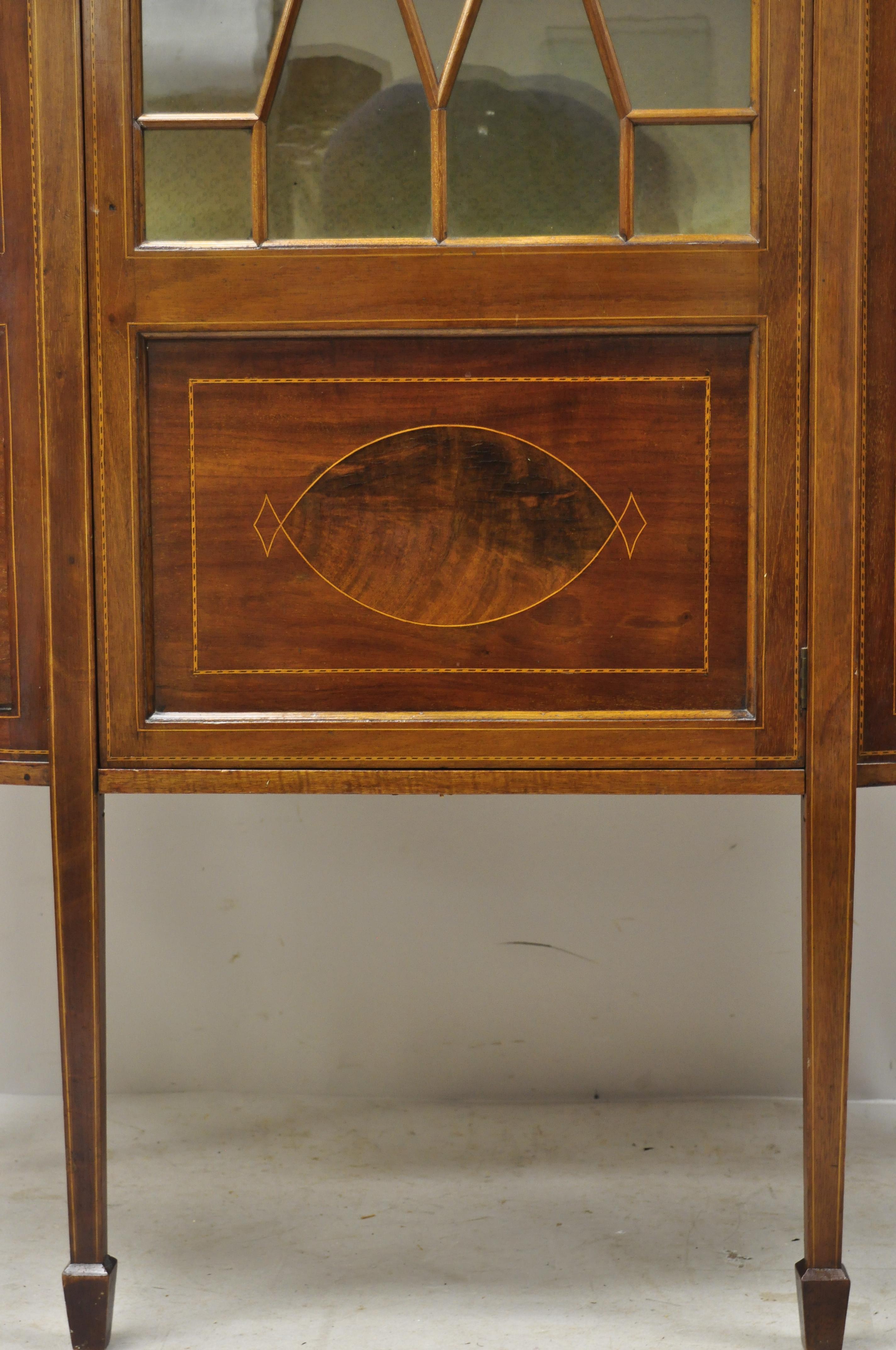 Englischer edwardianischer Vitrinenschrank aus geschwungenem Glas mit Seidenholz-Intarsien und Bogenschleife (20. Jahrhundert) im Angebot