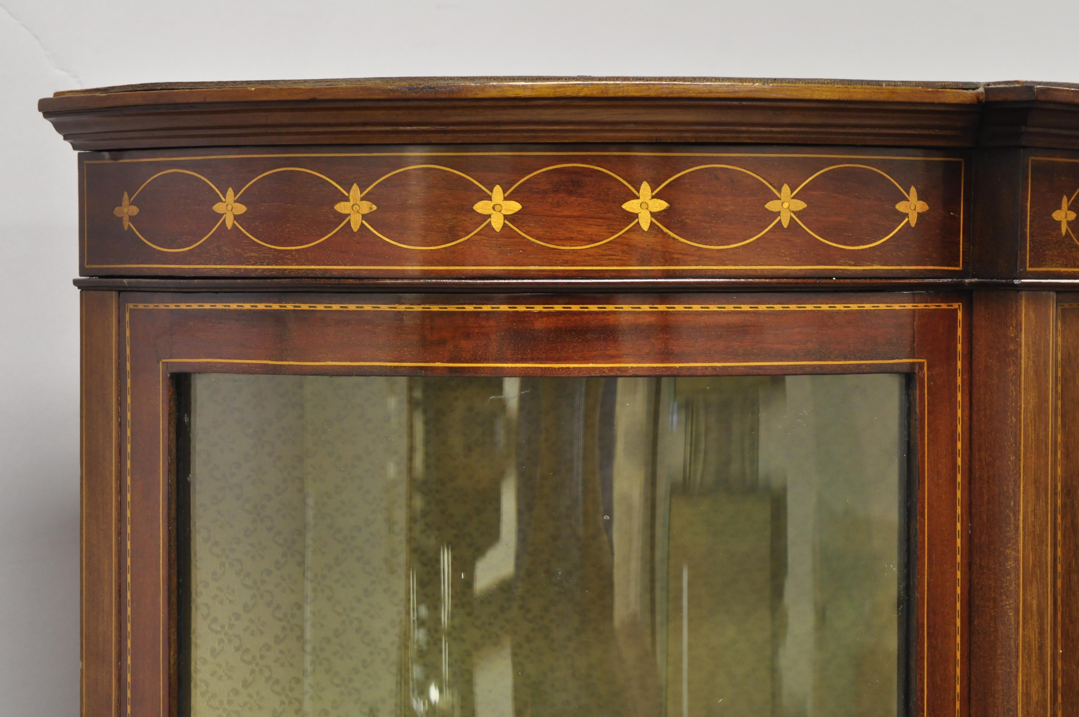 English Edwardian Satinwood Inlay Bowed Curved Glass China Display Cabinet Curio In Good Condition For Sale In Philadelphia, PA