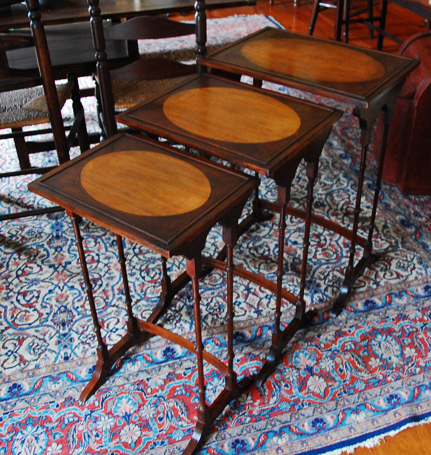 English Edwardian Set of Three Mahogany Nesting Tables with Satinwood Inlay In Good Condition For Sale In Wells, ME