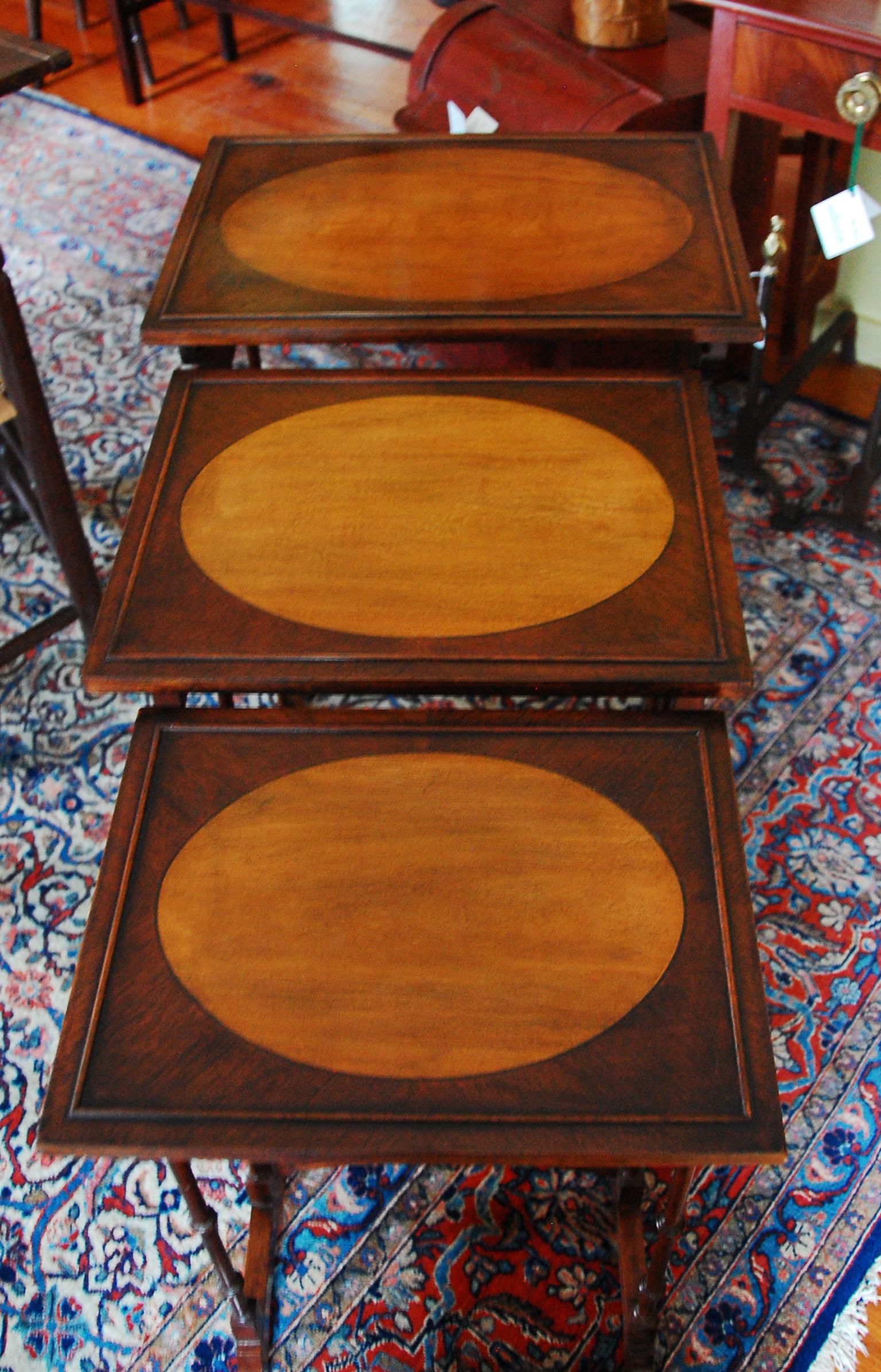 Early 20th Century English Edwardian Set of Three Mahogany Nesting Tables with Satinwood Inlay For Sale