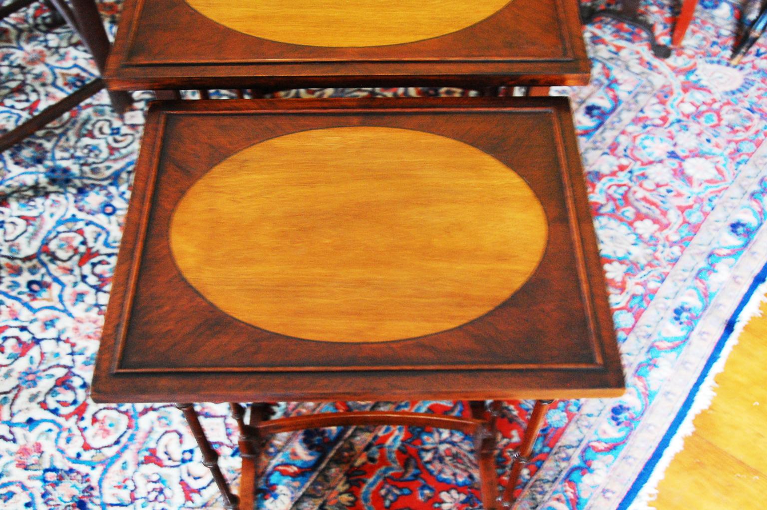Early 20th Century English Edwardian Set of Three Mahogany Nesting Tables with Satinwood Inlay For Sale
