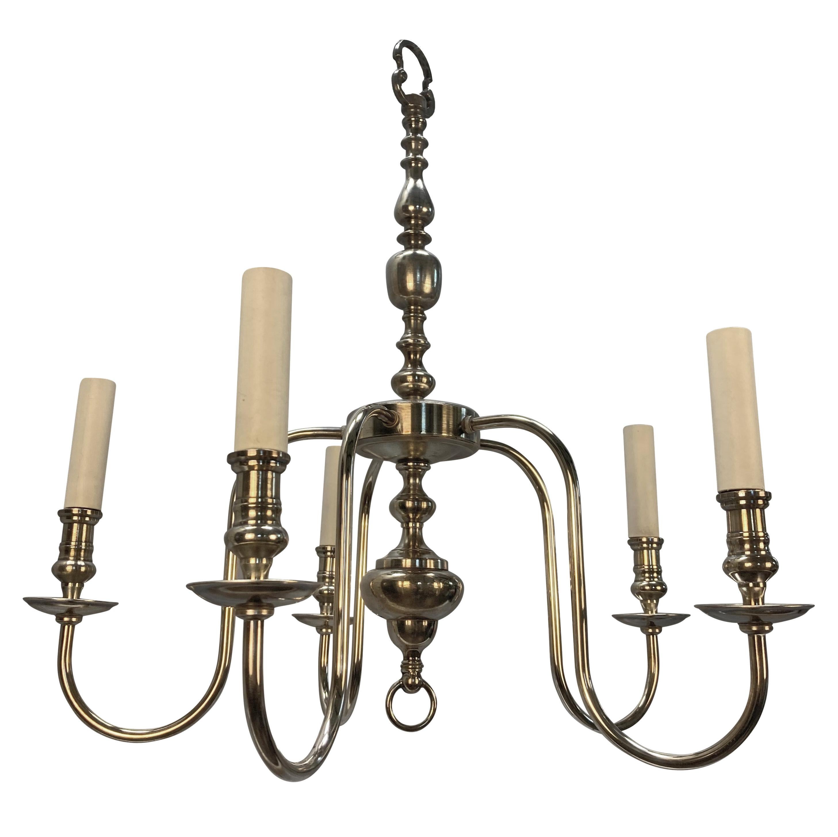 Un lampadario inglese edoardiano placcato in argento dal design lineare, composto da cinque bracci montati e uno stelo a balaustro.