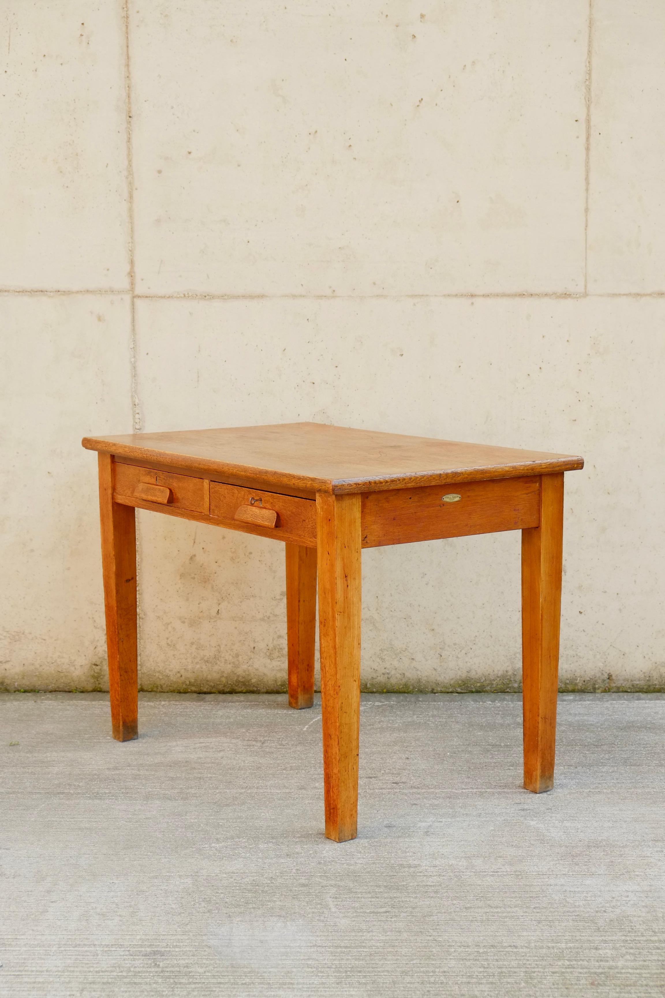 Englischer Schreibtisch aus edwardianischer Eiche, hergestellt von 'Mills & Mills Ltd' in Coventry. Klassischer englischer Schreibtisch aus massiver Eiche aus der Zeit um 1900. Der Schreibtisch besteht aus zwei Schubladen mit großen eckigen