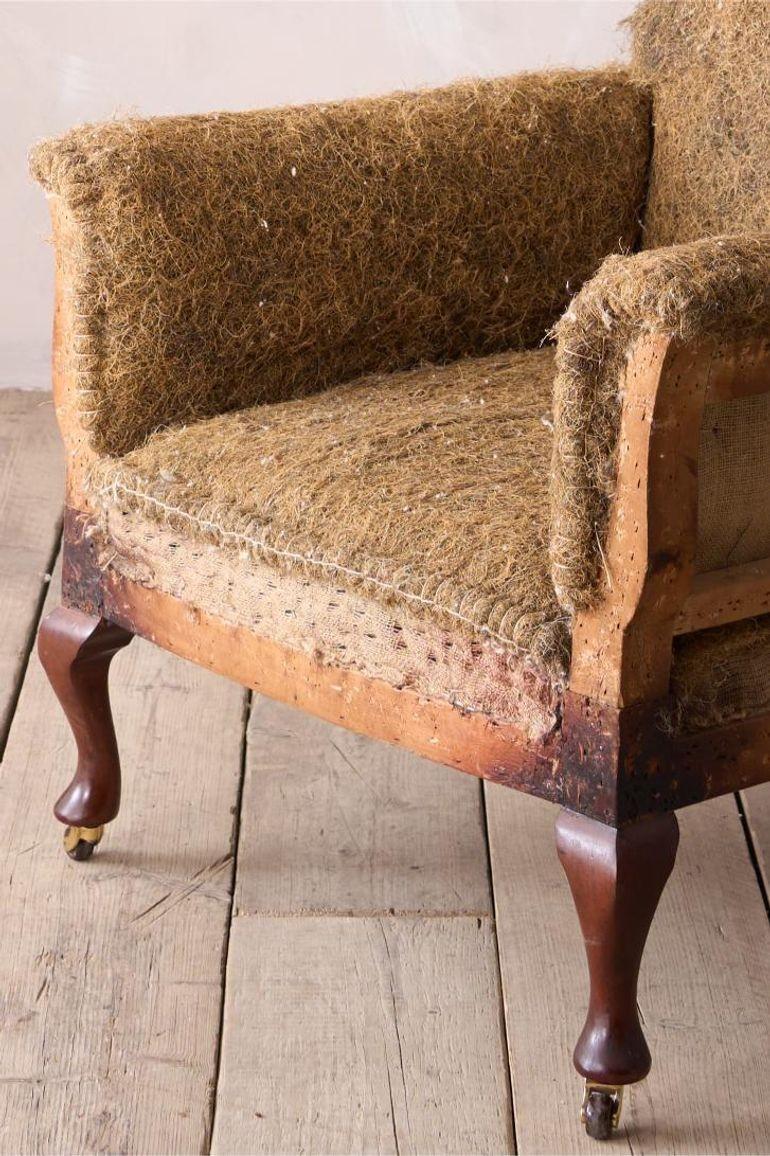 Dies ist ein klassisch gestalteter englischer Edwardianischer Sessel mit quadratischer Rückenlehne. Großzügig dimensioniert und auf eleganten Cabriole-Beinen mit modernen Rollen. Tolle Qualität und sehr bequem. Ein Stück, das sich in einer Vielzahl