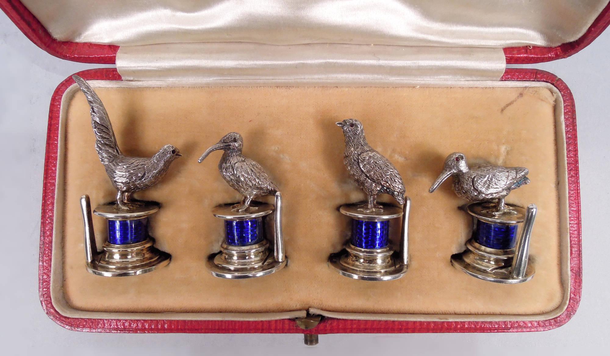 Satz von 4 Edwardian gegossen Sterling Silber figuralen Spiel Vogel Platzkartenhalter. Hergestellt von William Hornby in London im Jahr 1908. Ein Fasan, ein Rebhuhn, eine Schnepfe und eine Waldschnepfe, jeweils auf einem abgestuften zylindrischen