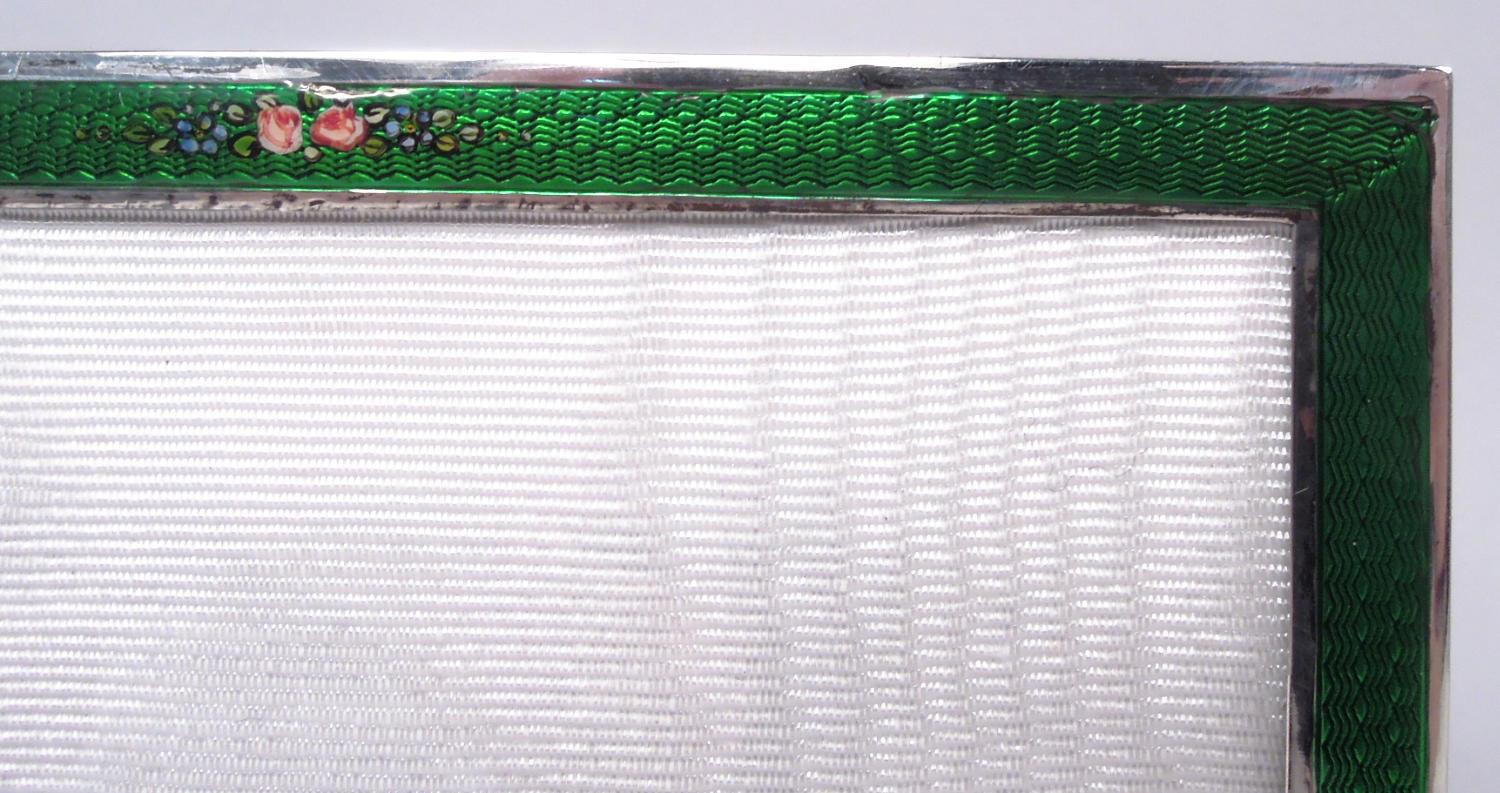 Cornice inglese edoardiana in argento sterling e smalto, 1927. Finestra rettangolare nella stessa cornice. La parte anteriore presenta fiori dipinti su un fondo di smalto arabescato verde tra bordi d'argento. Con vetro, fodera in seta, dorso in