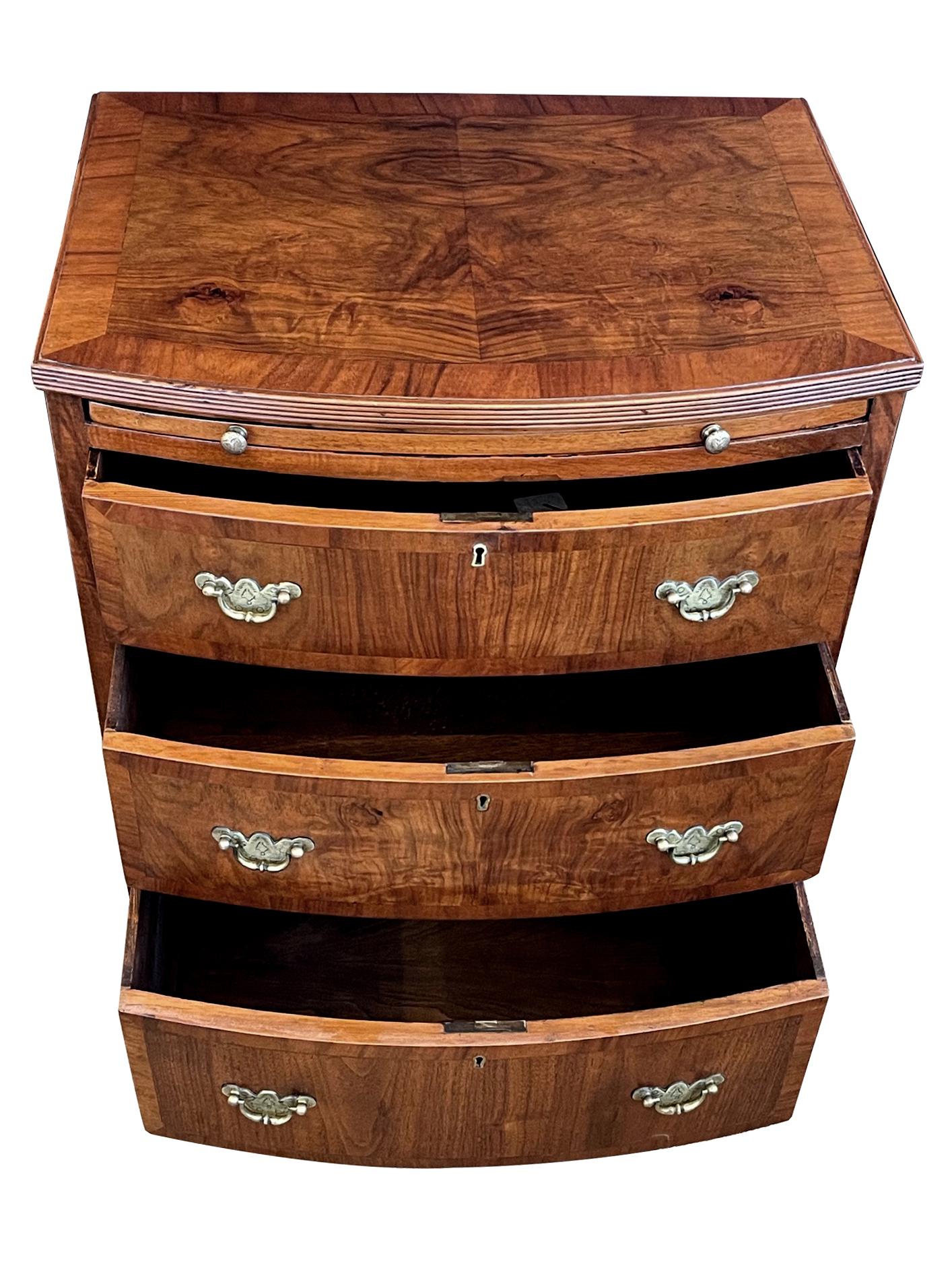 English Edwardian Walnut 3-Drawer Bowfront Bachelors Chest In Good Condition In San Francisco, CA