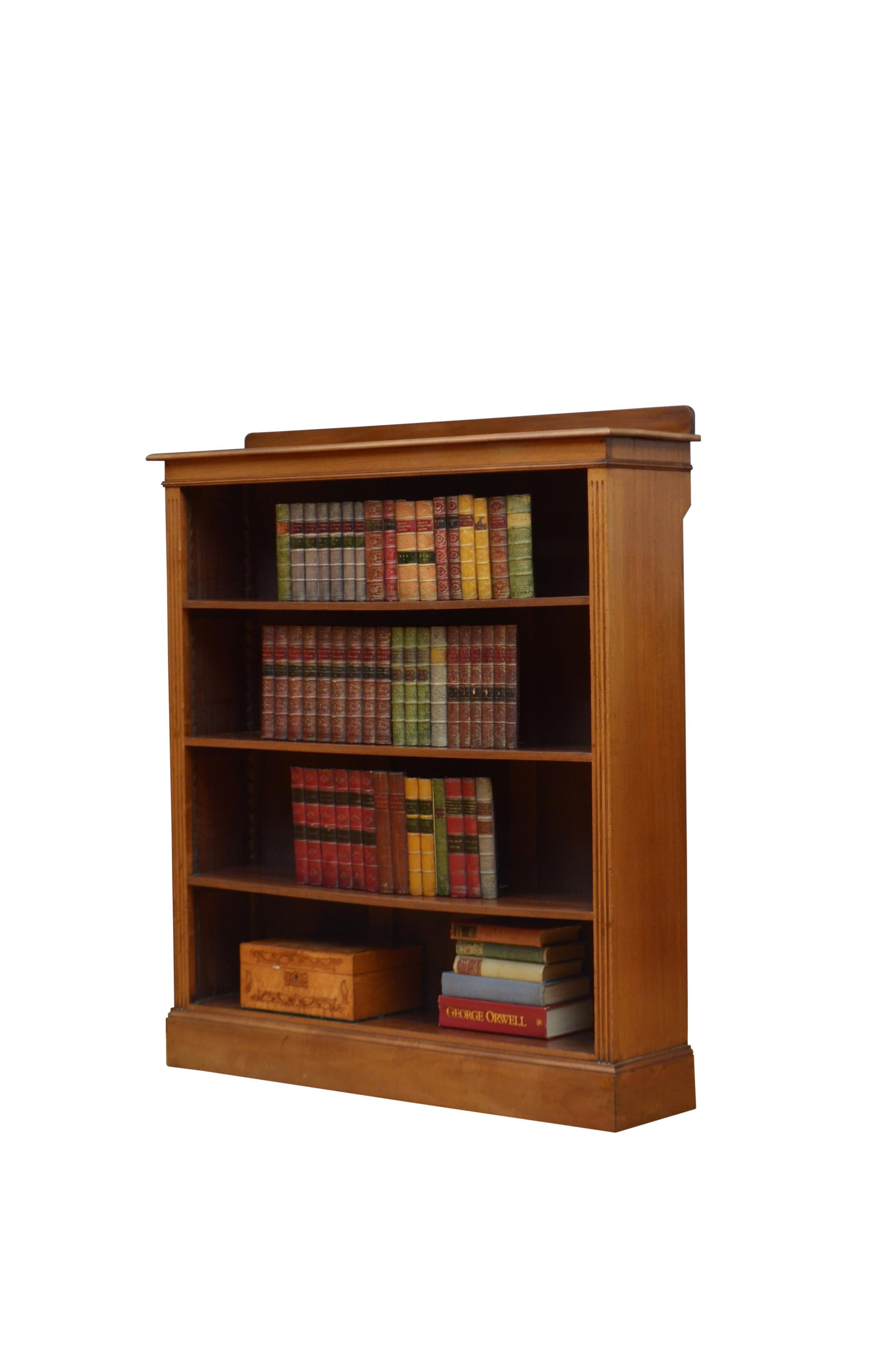 K0622 Offenes Bücherregal aus edwardianischem Nussbaum, mit einem geformten Aufsatz an der hinteren Kante, einer Platte aus gemasertem Nussbaum mit profilierter Kante und flachem Fries über drei höhenverstellbaren Einlegeböden, die von geriffelten