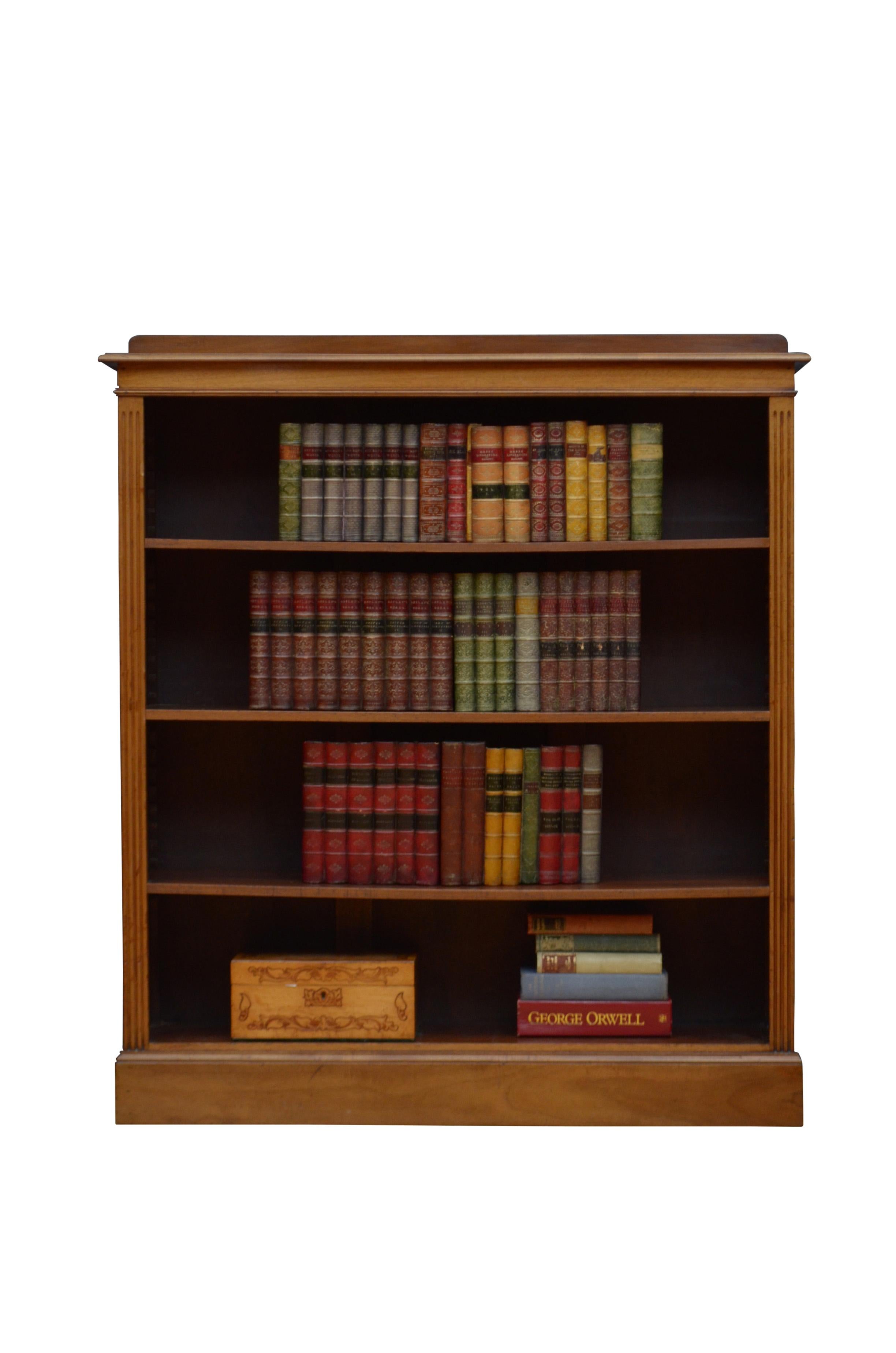 Offenes Bücherregal aus edwardianischem Nussbaumholz um 1900 (Edwardian) im Angebot