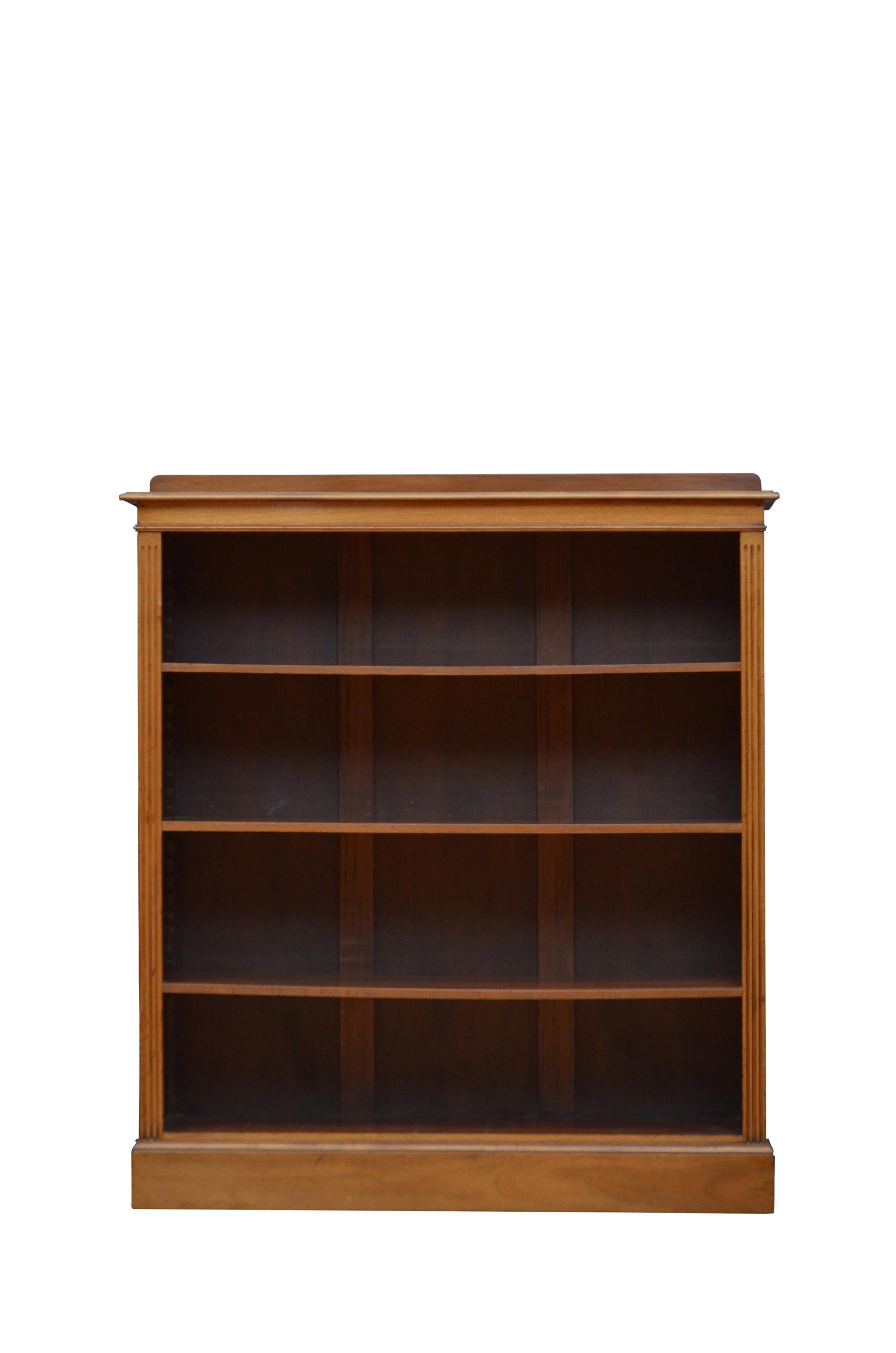 Offenes Bücherregal aus edwardianischem Nussbaumholz um 1900 (Englisch) im Angebot