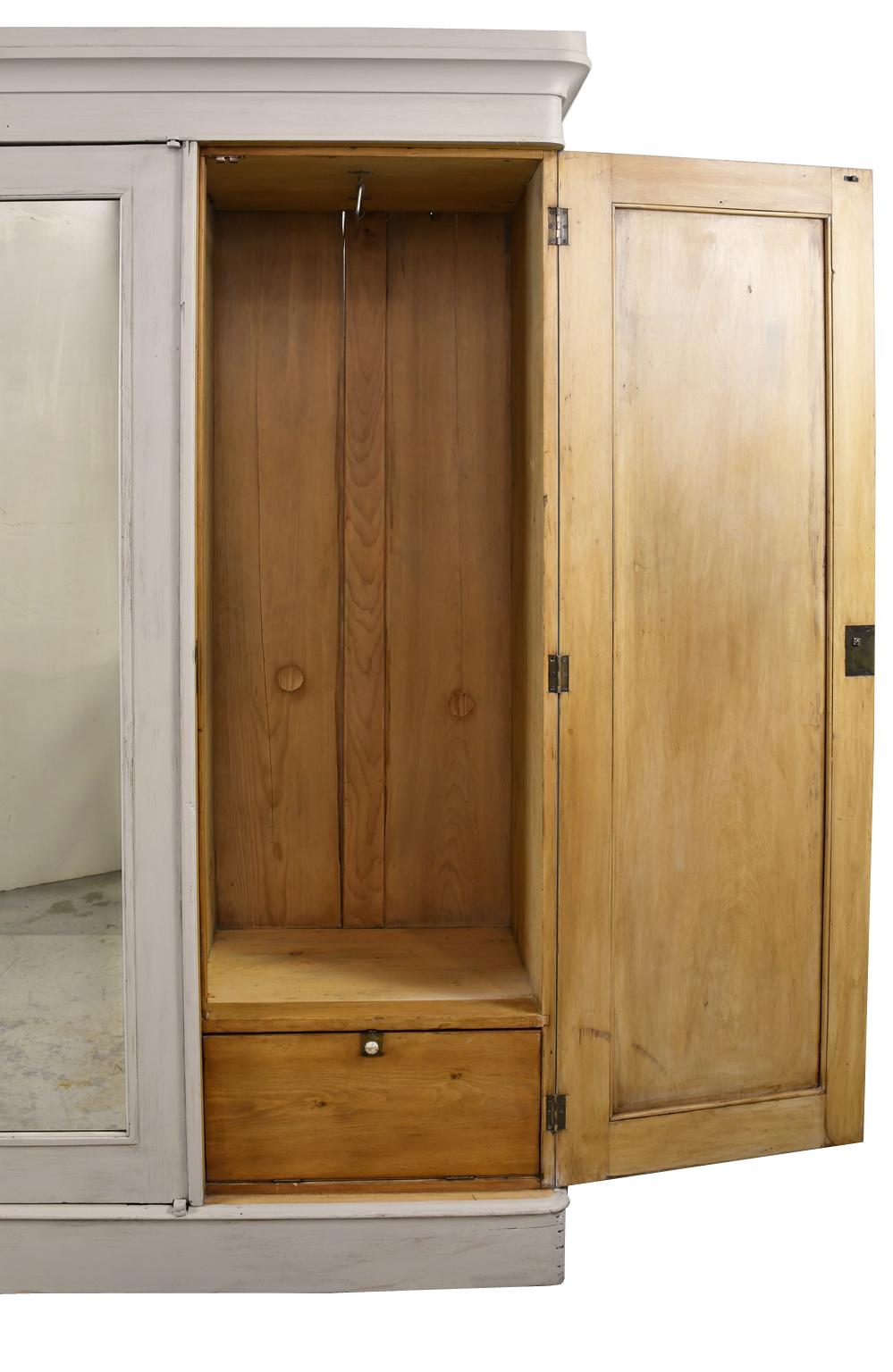 English Edwardian Pine Wardrobe in Painted Limed Finish with Interior Drawers In Good Condition In Miami, FL