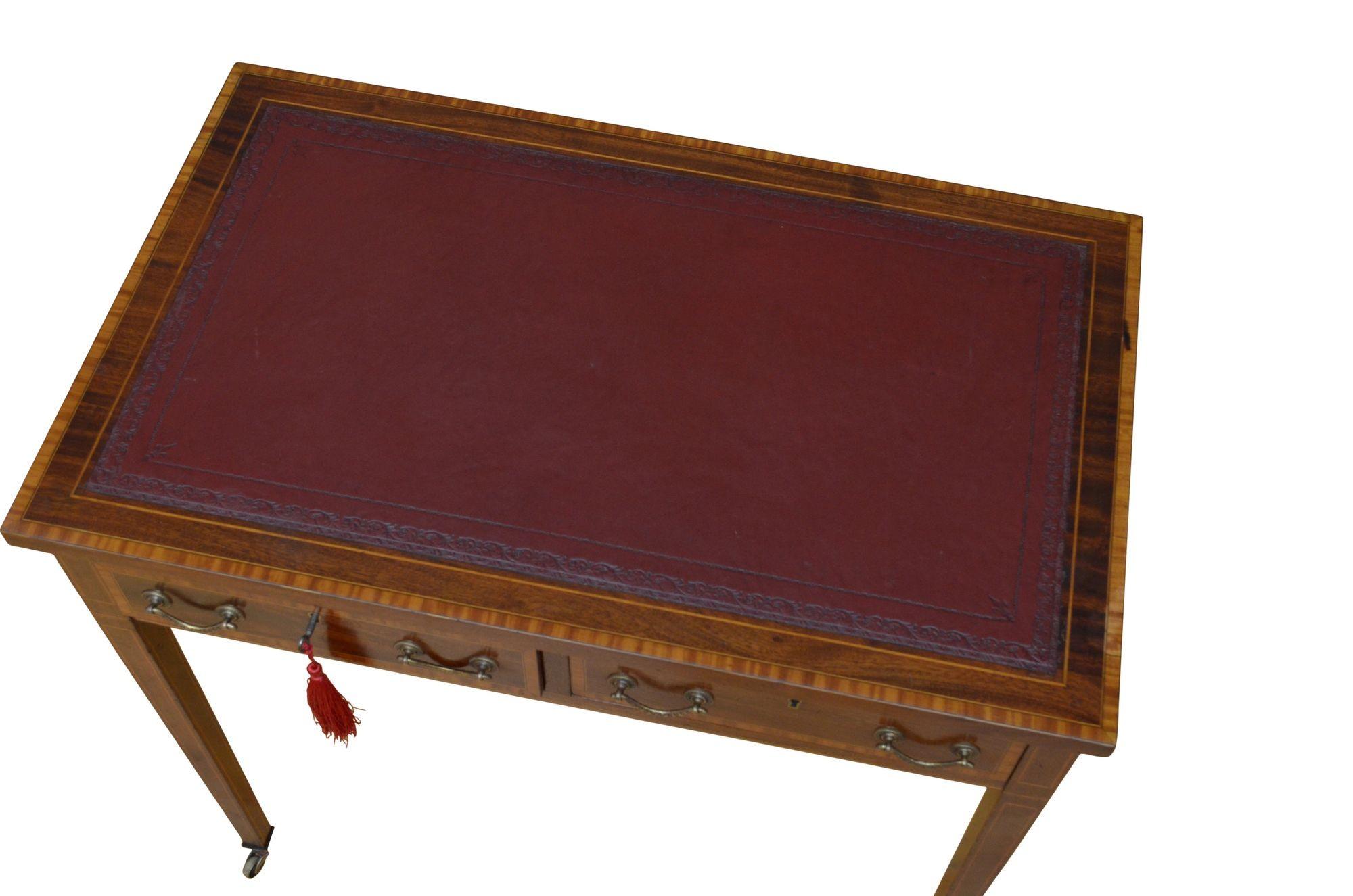 English Edwardian Writing Table in Mahogany For Sale 1