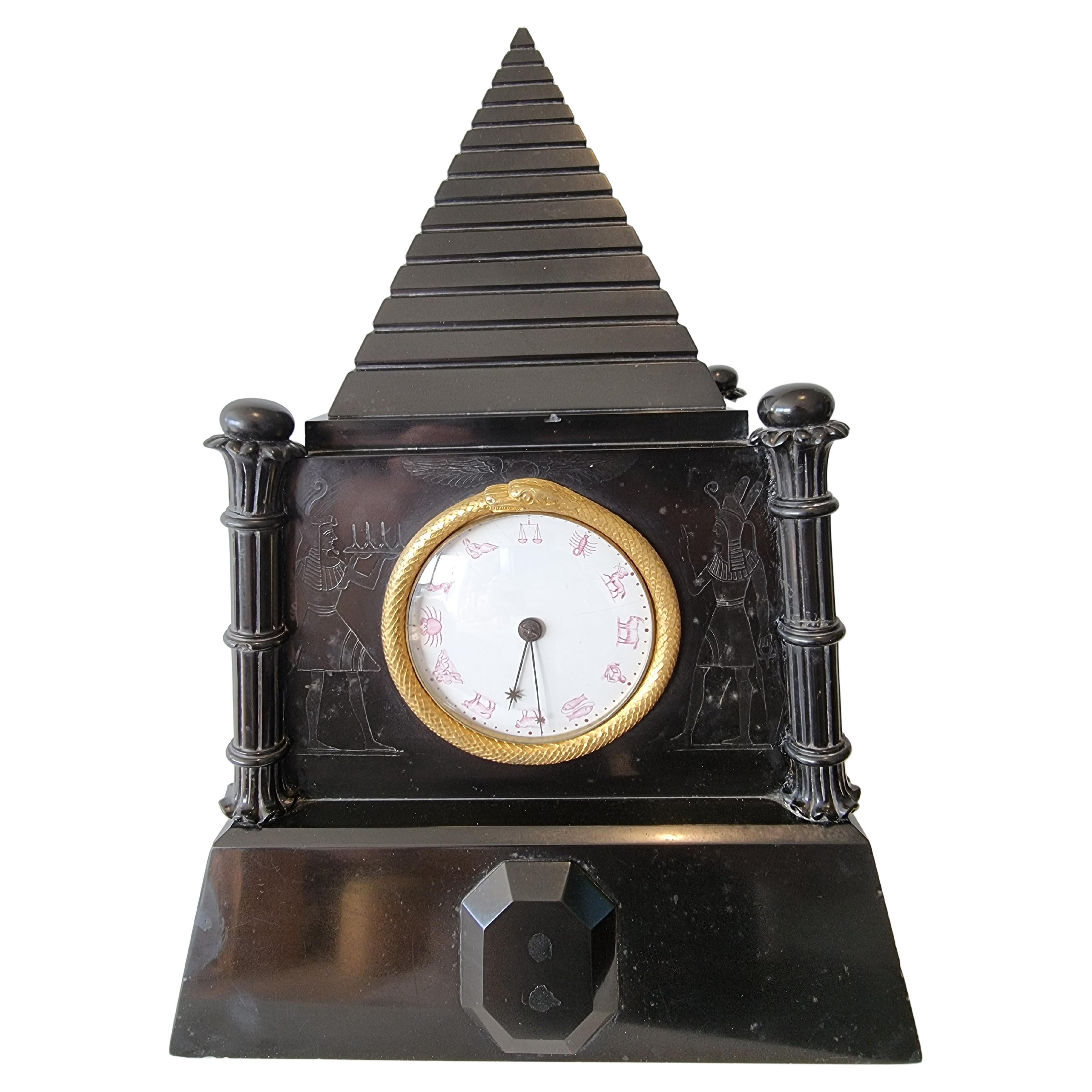 Reloj de chimenea inglés de renacimiento egipcio con movimiento de fusée de Moore of London