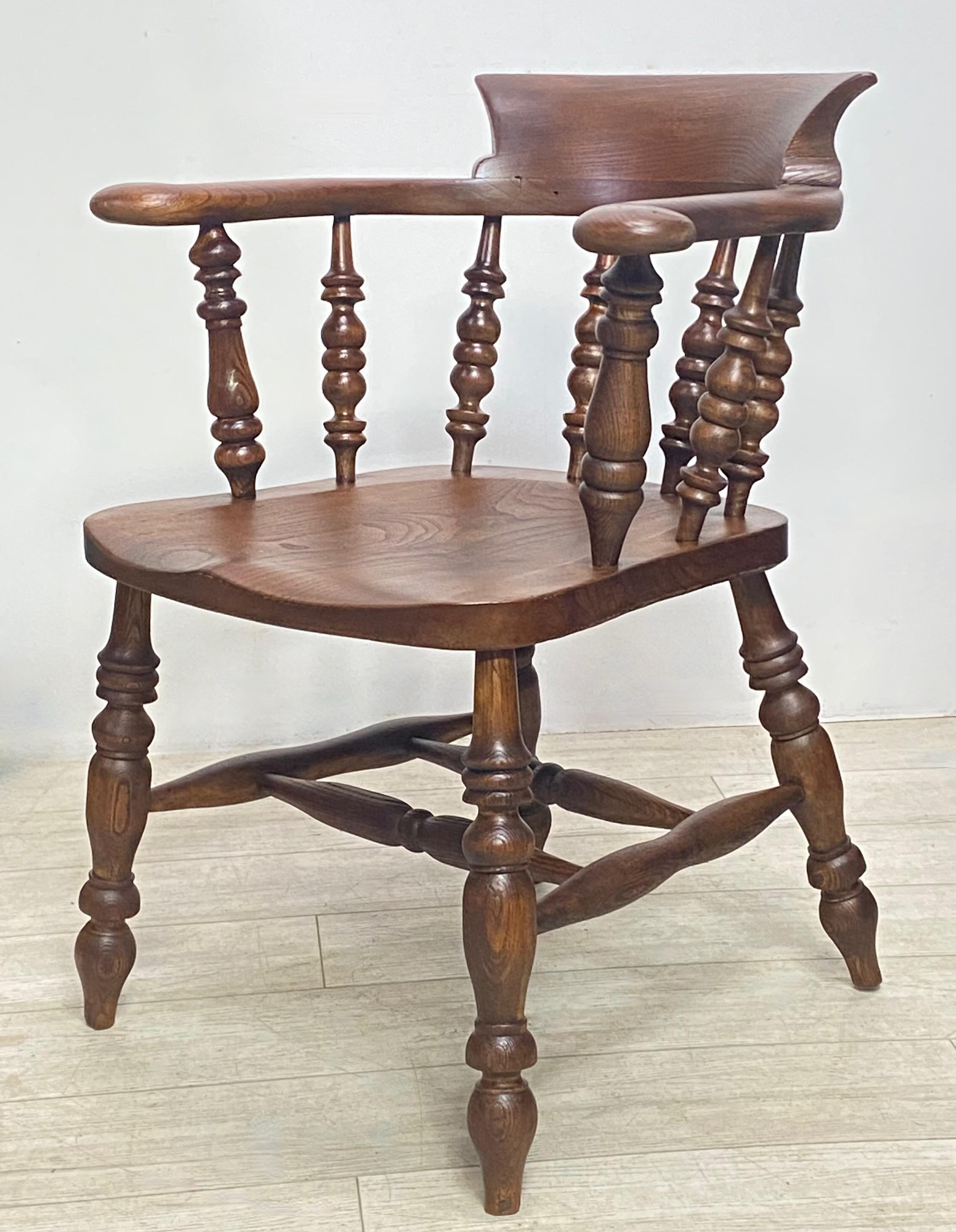 English Elm and Oak Low Back Windsor / Captain's Chair, Early 19th Century In Good Condition In San Francisco, CA
