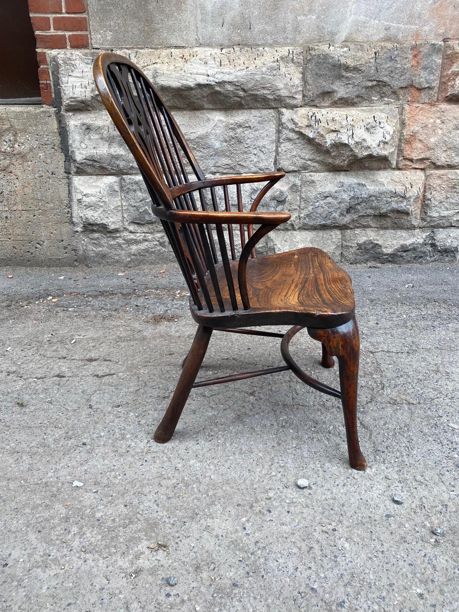 English Elm and Yew Wood Windsor Armchair In Good Condition In Montreal, QC