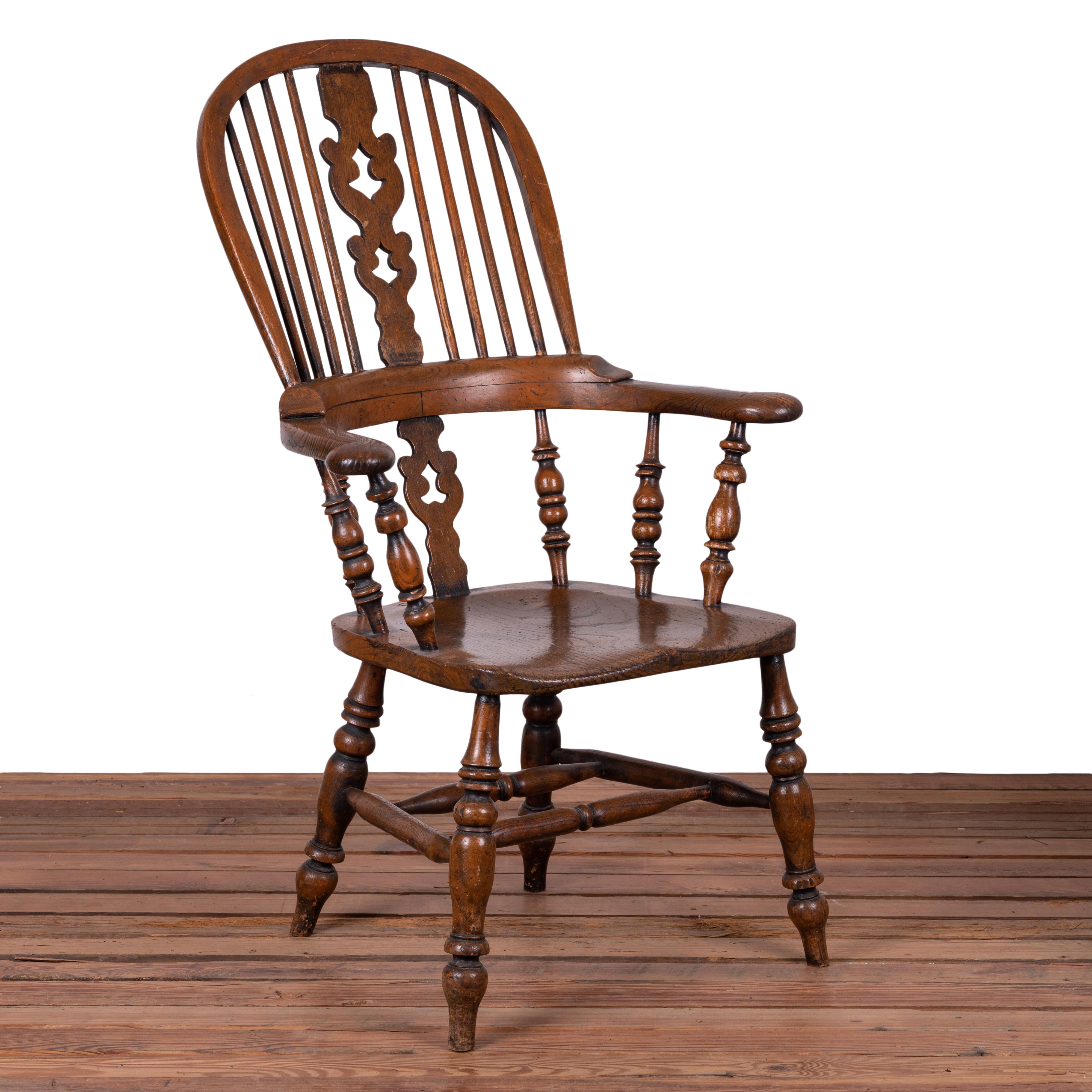 Ein Satz von 4 englischen Ulmen-Windsor-Sesseln mit breiter Armlehne, 19. Jahrhundert.

26 Zoll breit, 26 ½ Zoll tief und 45 Zoll hoch

Armhöhe 28 Zoll; Sitzhöhe 18 Zoll 
