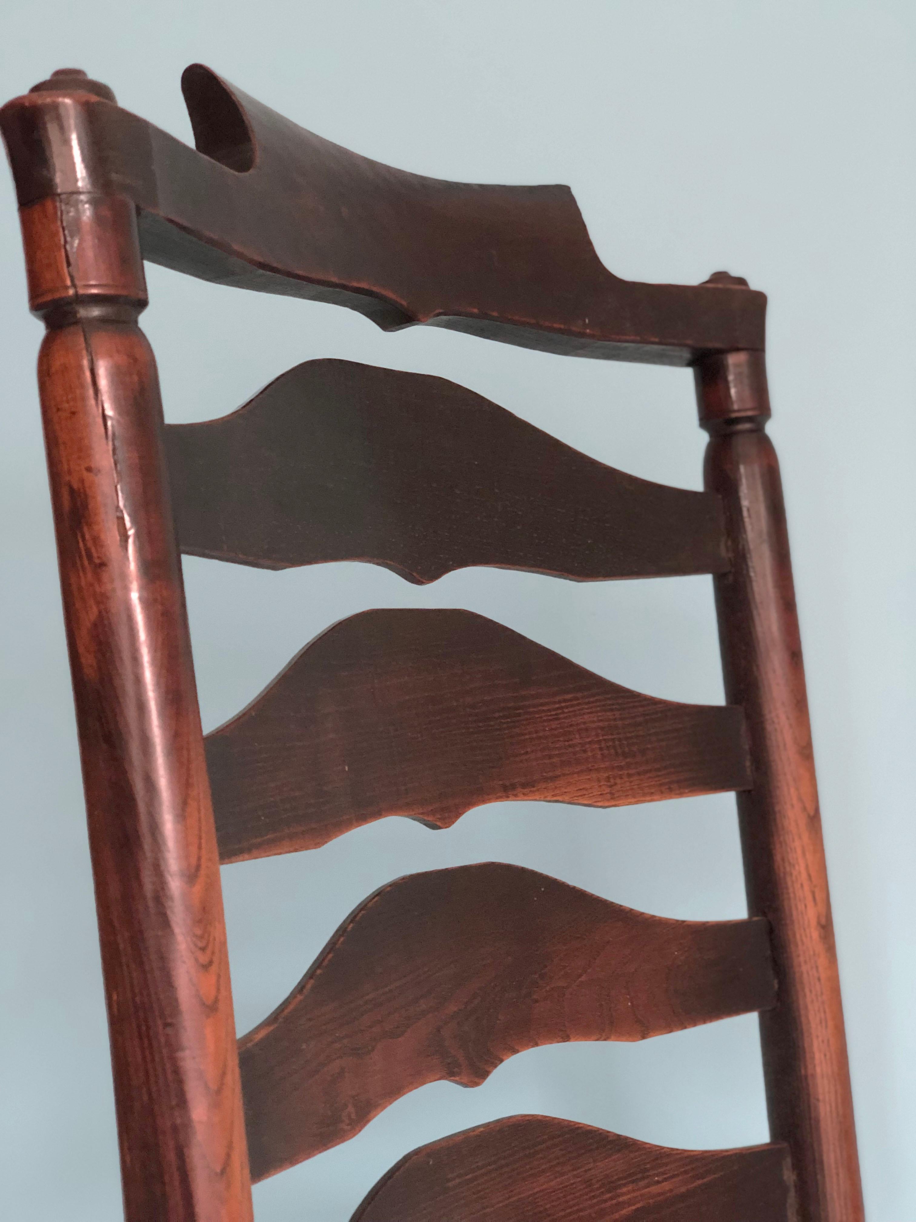 Englischer Ulmenholzsessel mit Leiterlehne aus dem späten 19. Jahrhundert (Britisch) im Angebot